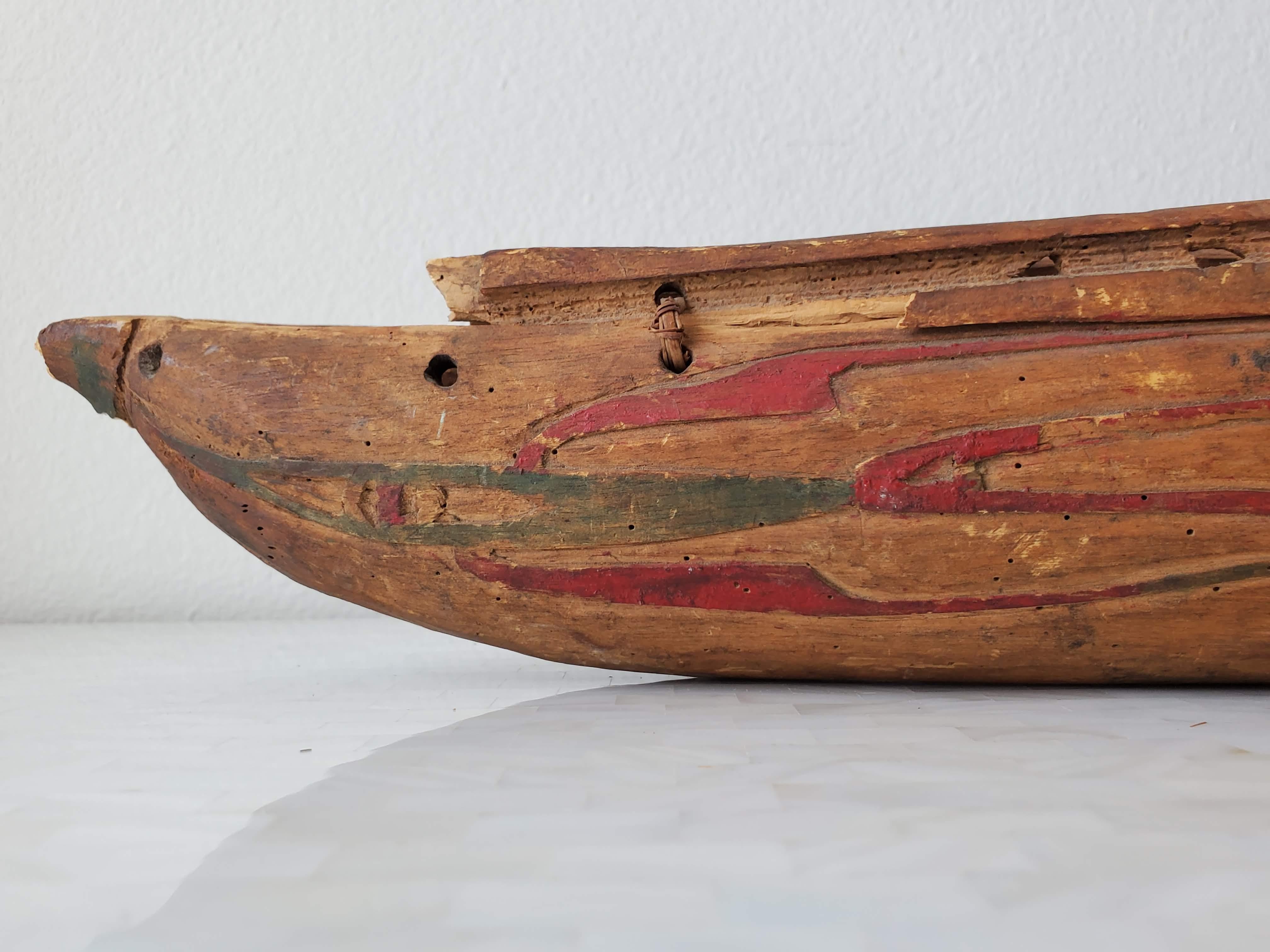 Antique Native American Indigenous Peoples Carved Polychrome Canoe Model  In Distressed Condition For Sale In Forney, TX