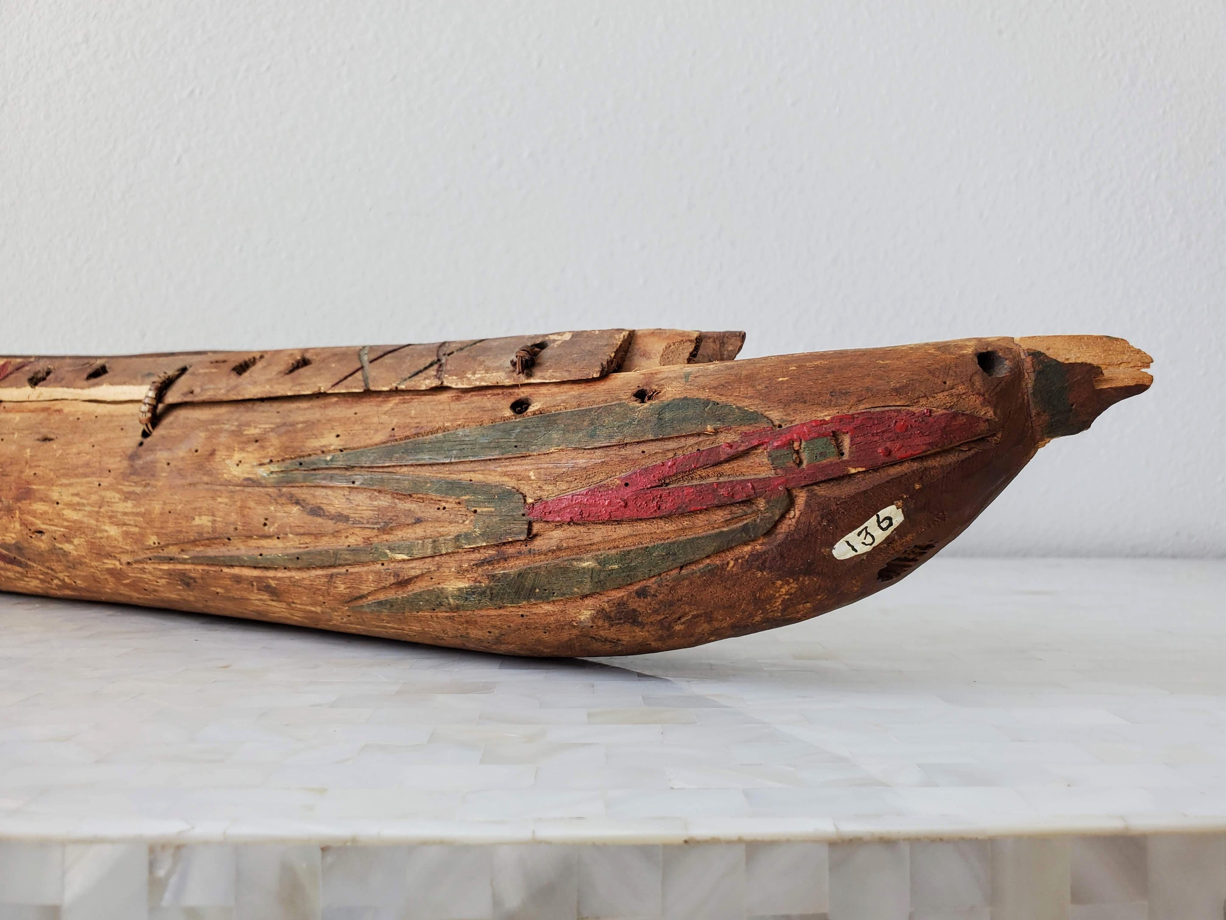 Ficelle Ancien modèle de canoë polychrome sculpté représentant des peuples indigènes amérindiens  en vente