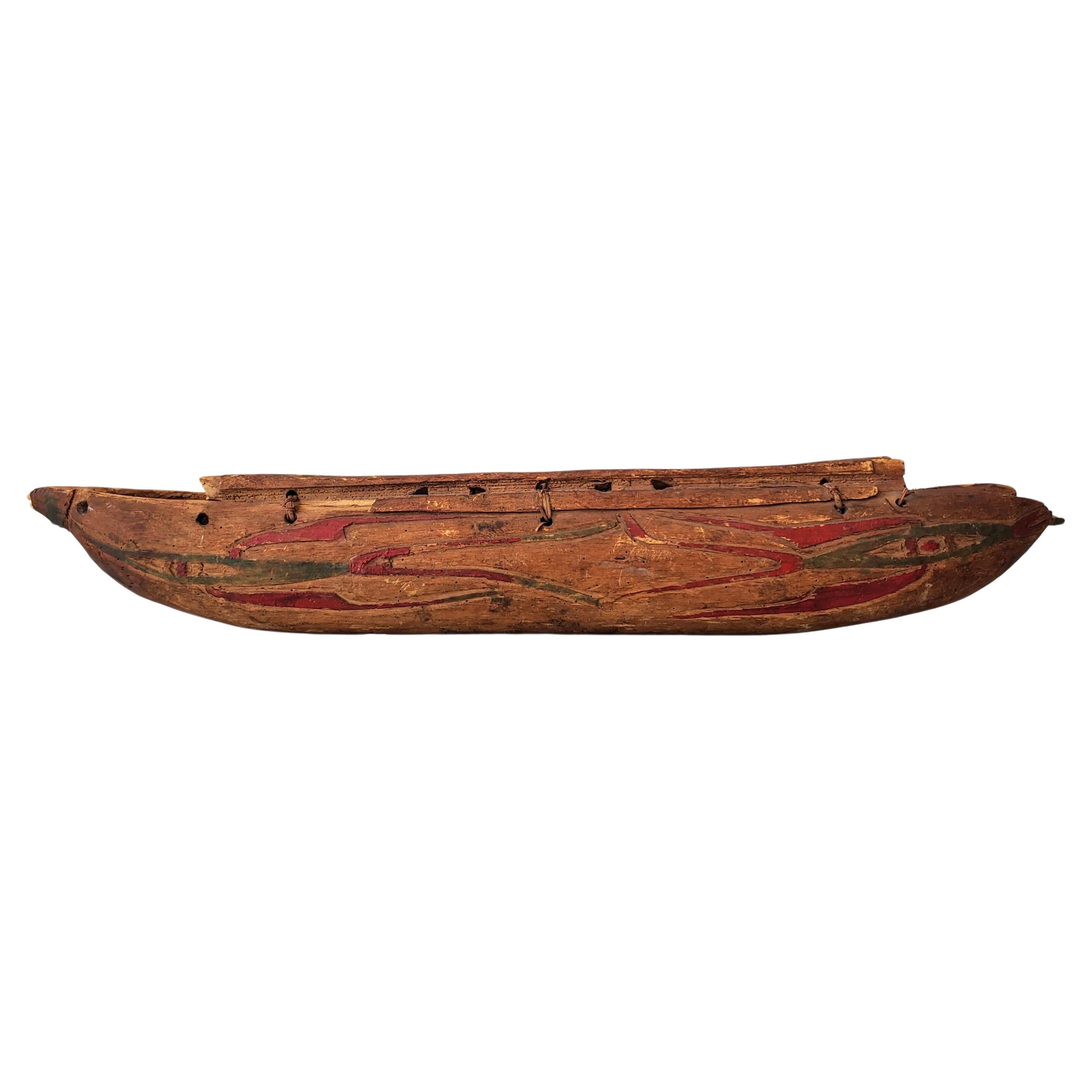 Antikes geschnitztes polychromes Kanusmodell der amerikanischen Ureinwohner Indigener Völker