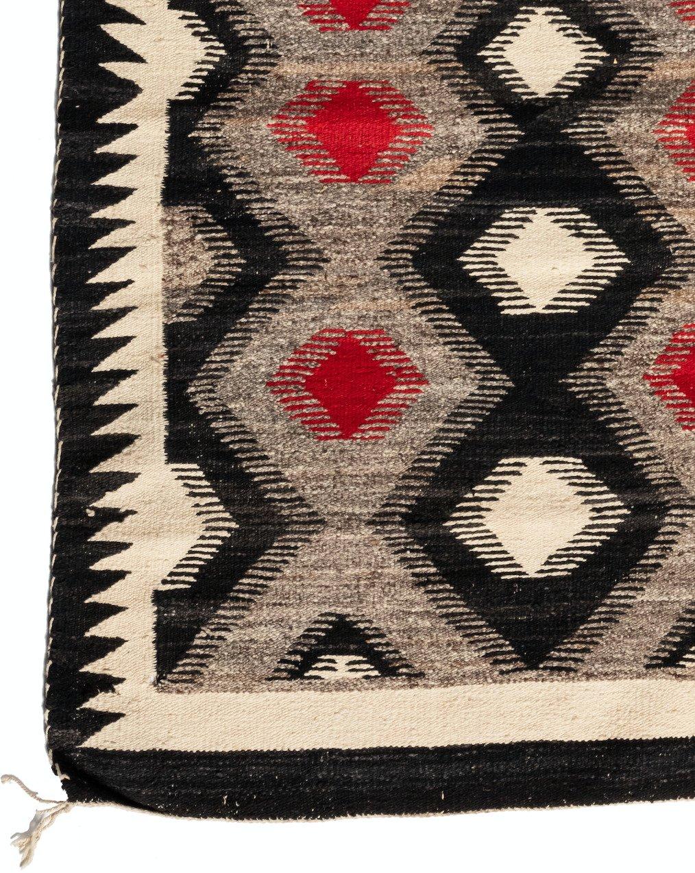 Nord-américain Tapis tribal Navajo géométrique rouge-gris-noir d'origine amérindienne:: vers 1930 en vente