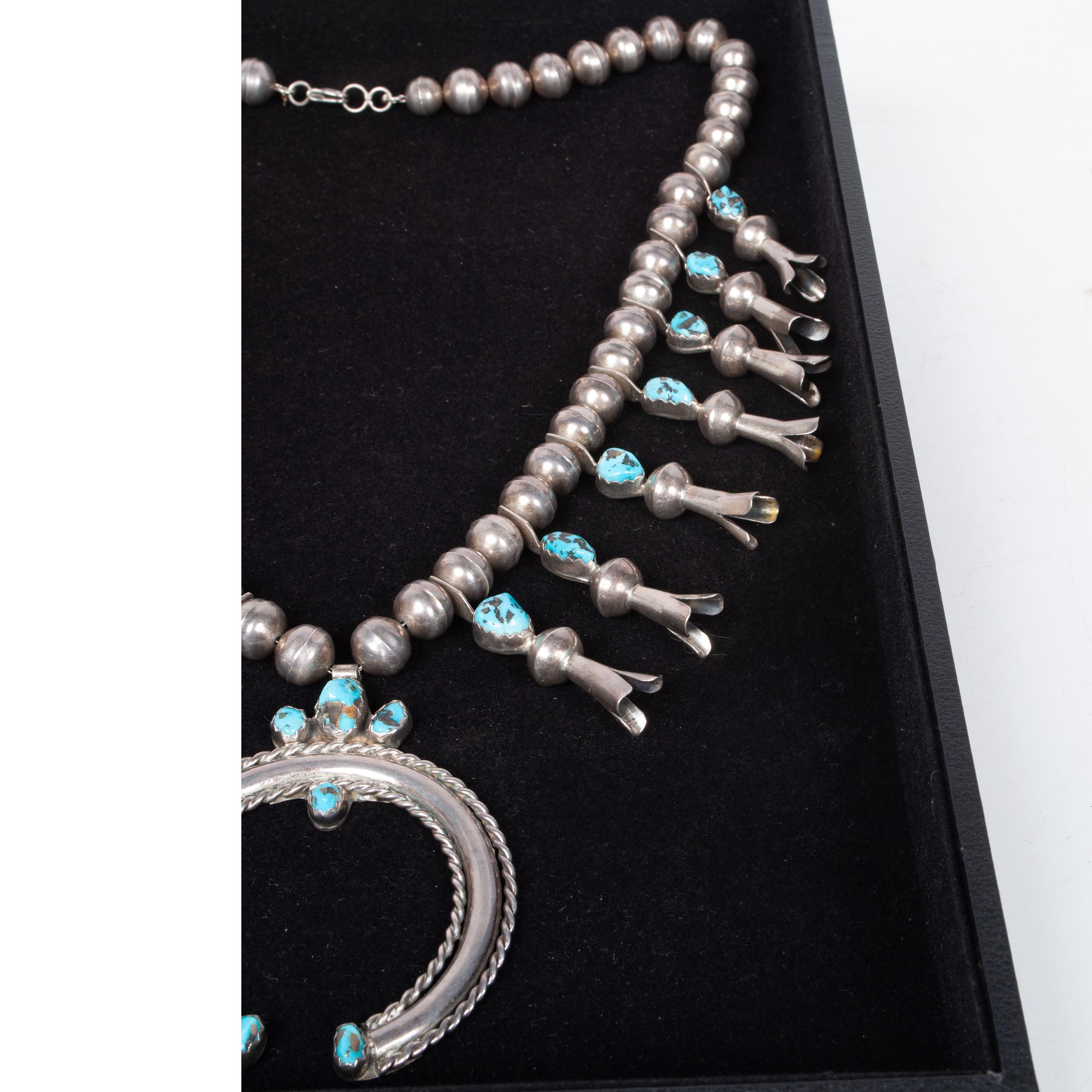 Collar antiguo Navajo nativo americano de plata de ley con flor de calabaza turquesa Estadounidense en venta