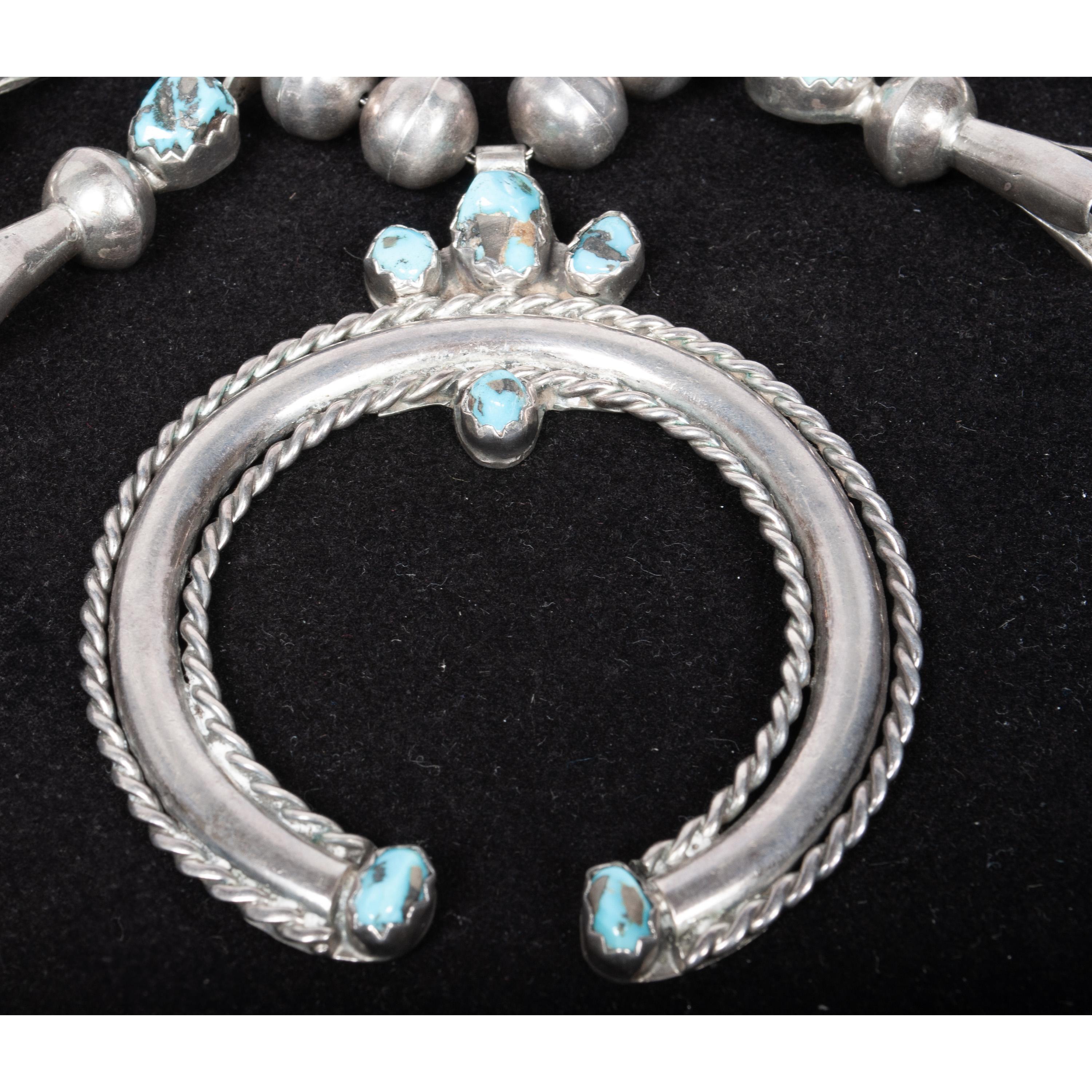 Collar antiguo Navajo nativo americano de plata de ley con flor de calabaza turquesa Plata esterlina en venta