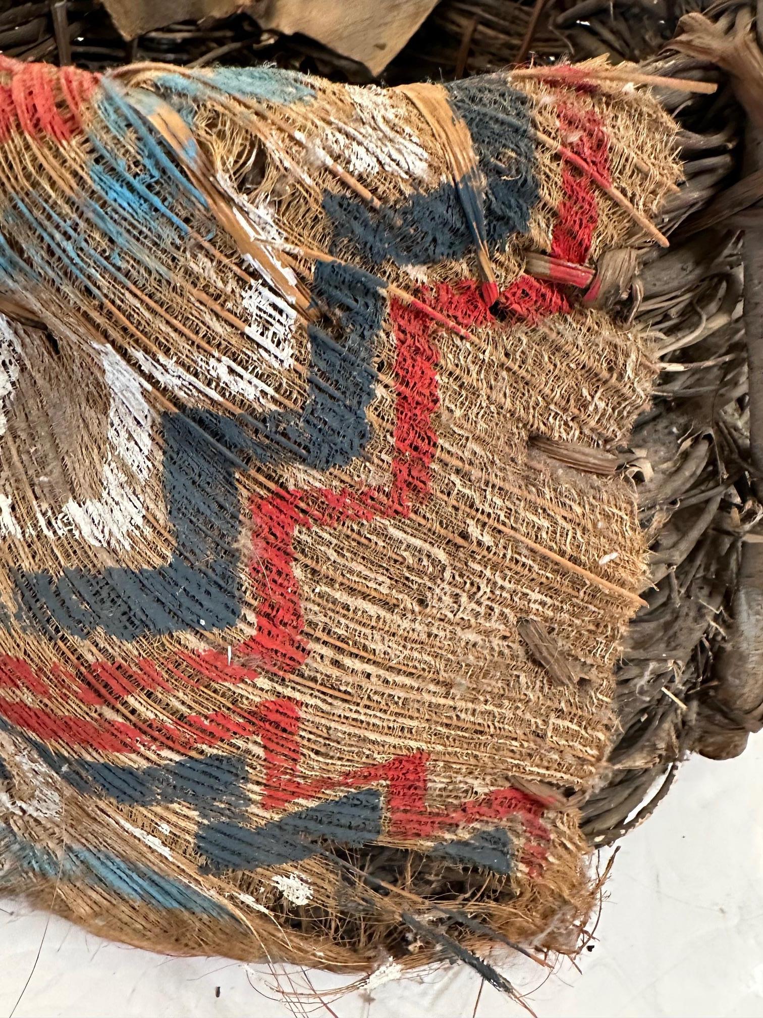 Panier ancien en écorce et brindilles peint par les Amérindiens en vente 5