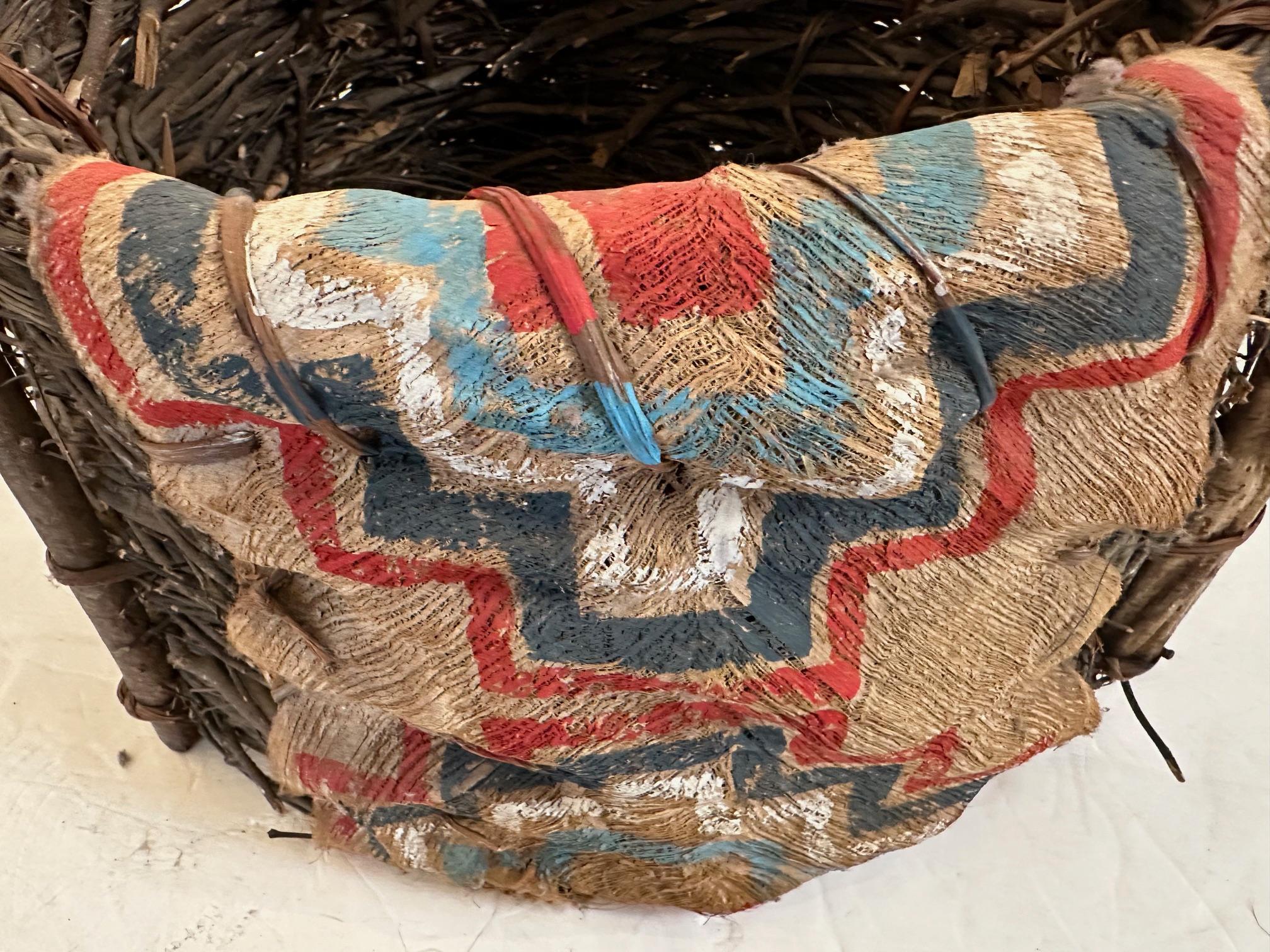 Tribal Panier ancien en écorce et brindilles peint par les Amérindiens en vente