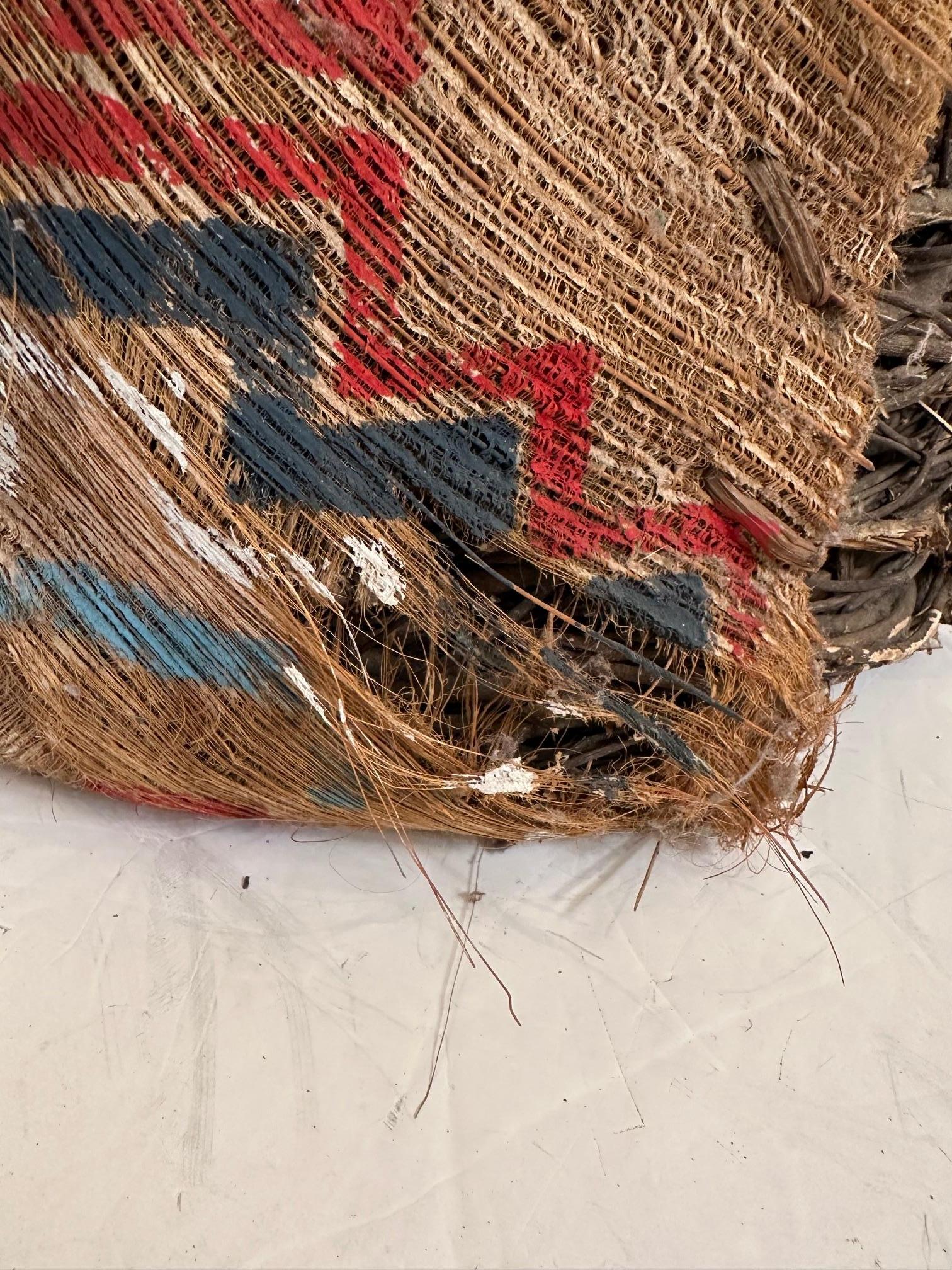 Panier ancien en écorce et brindilles peint par les Amérindiens en vente 1