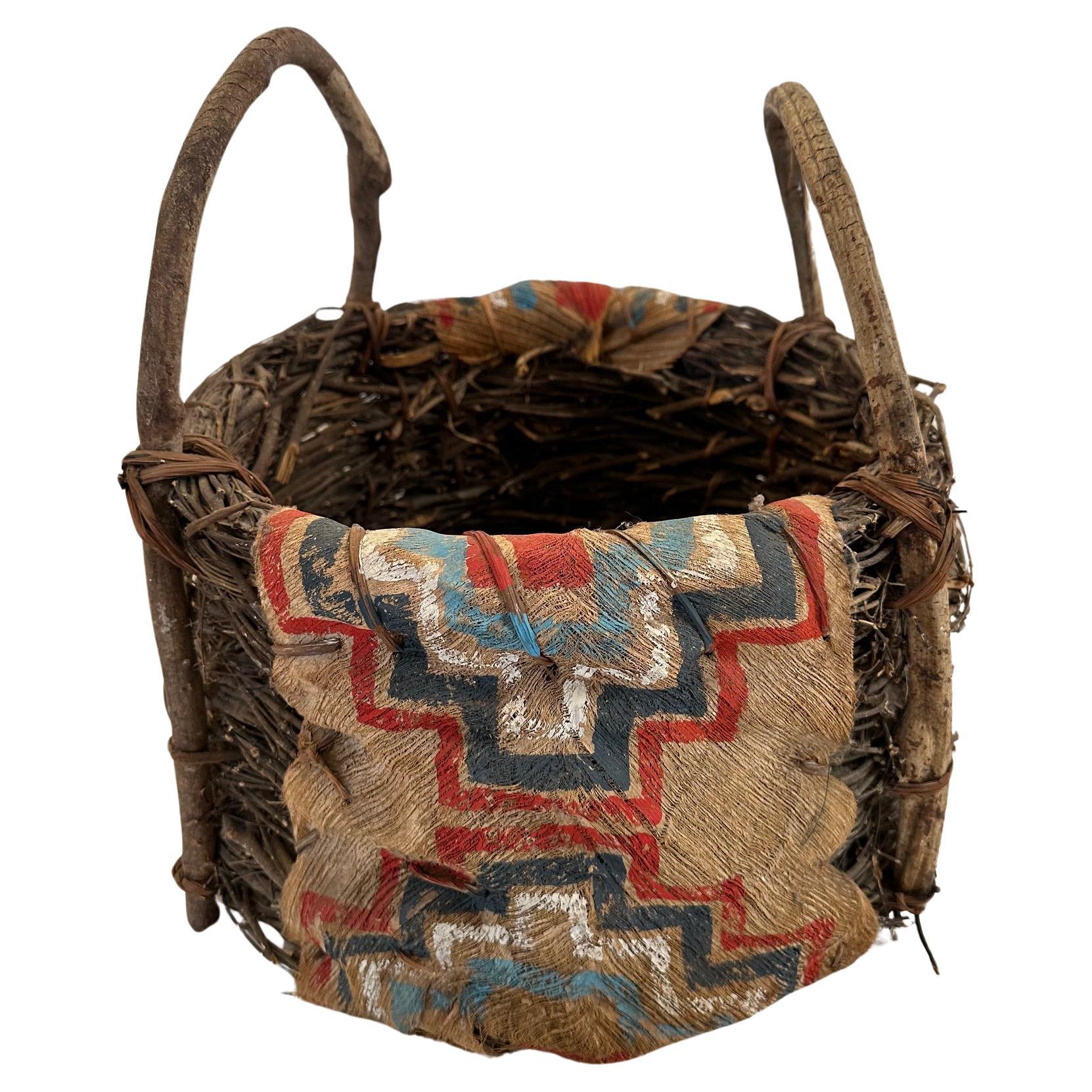 Panier ancien en écorce et brindilles peint par les Amérindiens