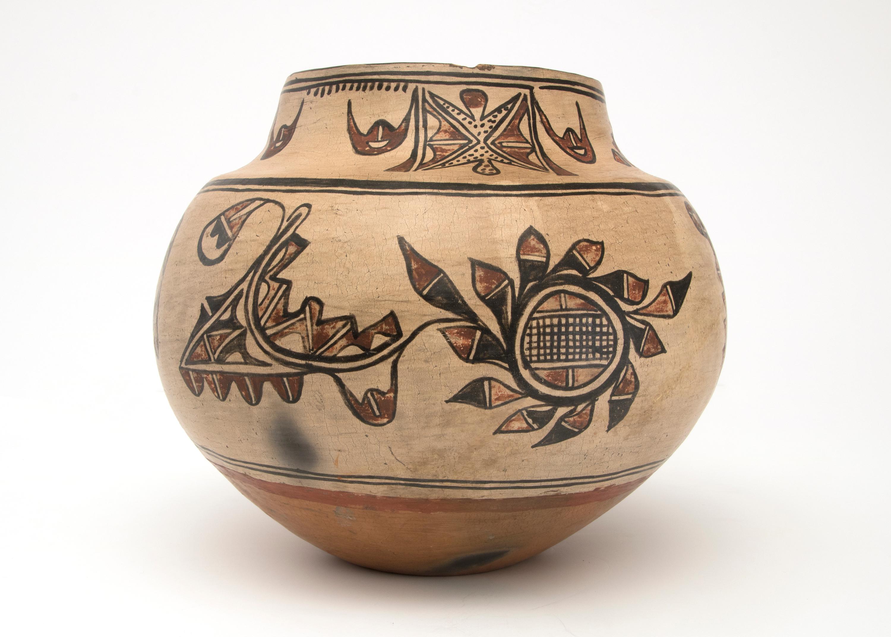 Antique Native American Pottery Jar, San Ildefonso Pueblo, 19th Century In Good Condition For Sale In Denver, CO