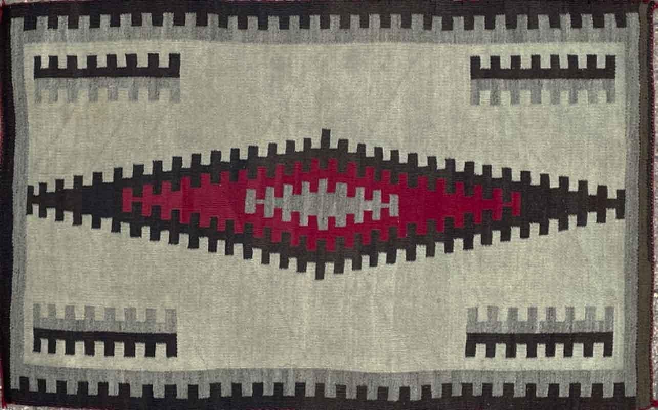 Begeben Sie sich auf eine Reise in die Vergangenheit mit unserem seltenen und fesselnden antiken Navajo-Teppich, einem prächtigen textilen Meisterwerk, das die Essenz von Geschichte und Handwerkskunst einfängt. Dieser Teppich aus den 1920er bis