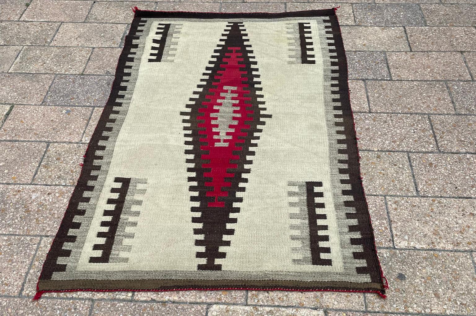 Antique Native American Rug Navajo, Two Gray Hills  In Excellent Condition For Sale In Evanston, IL