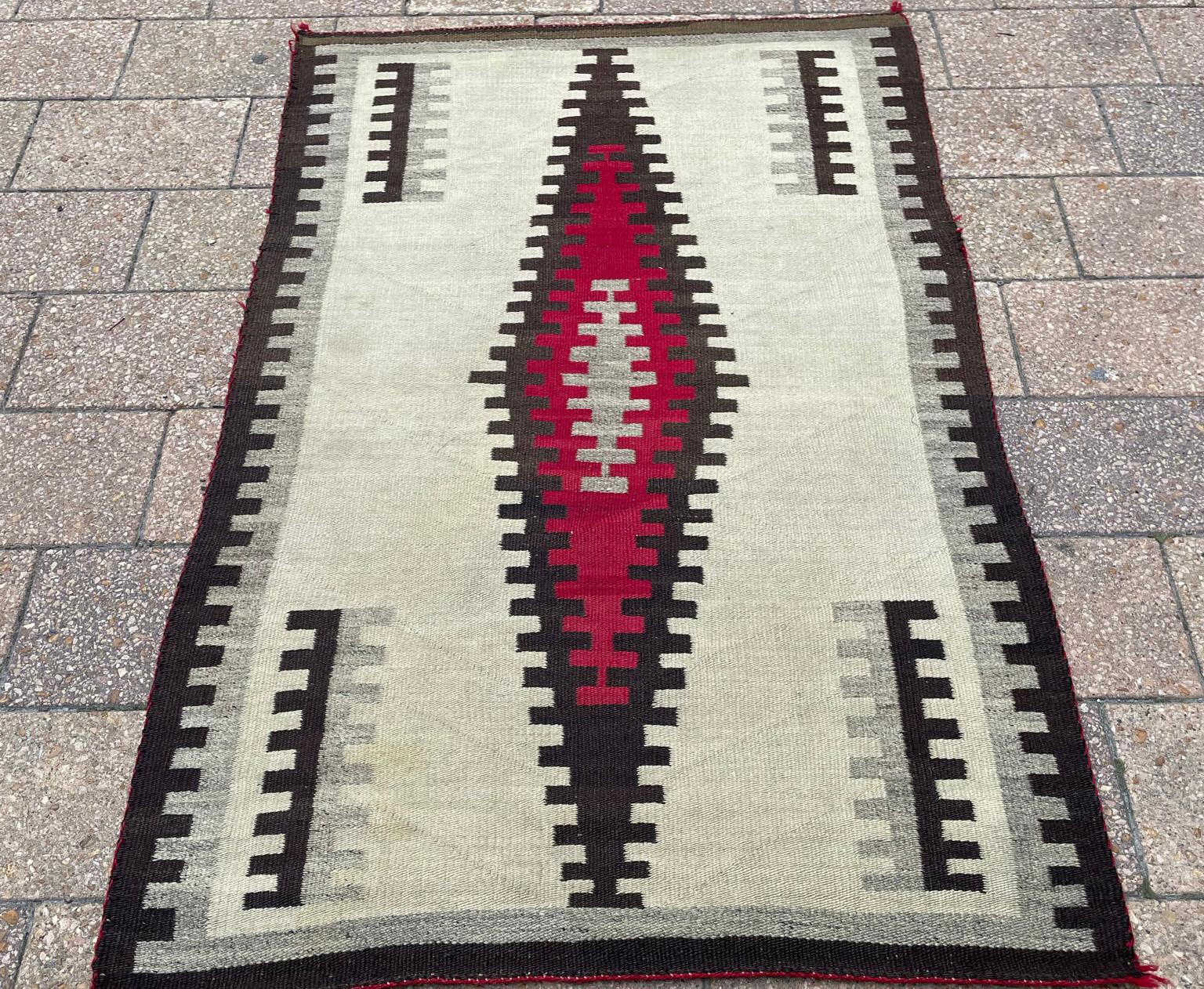 Antique Native American Rug Navajo, Two Gray Hills  For Sale 2