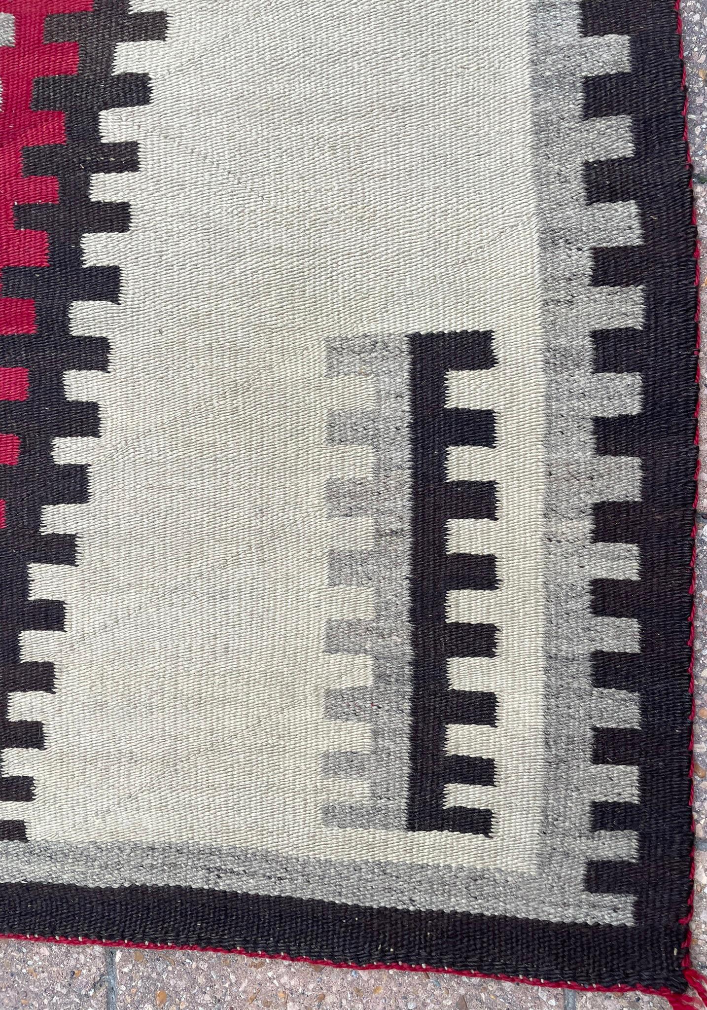 Antique Native American Rug Navajo, Two Gray Hills  For Sale 3