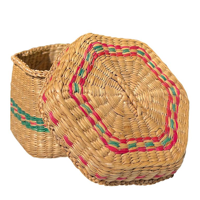 Cestino decorativo in erba dolce intrecciata a sei lati, di colore marrone e con disegni decorativi in verde e rosa. Questo cesto è realizzato con erba dolce strettamente intrecciata. L'erba dolce ha un profondo significato spirituale per molte