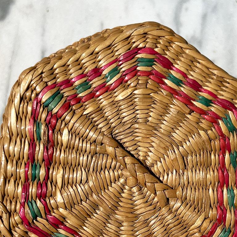 Arte popolare Antico cesto di erba dolce dei nativi americani con coperchio in rosa e verde in vendita
