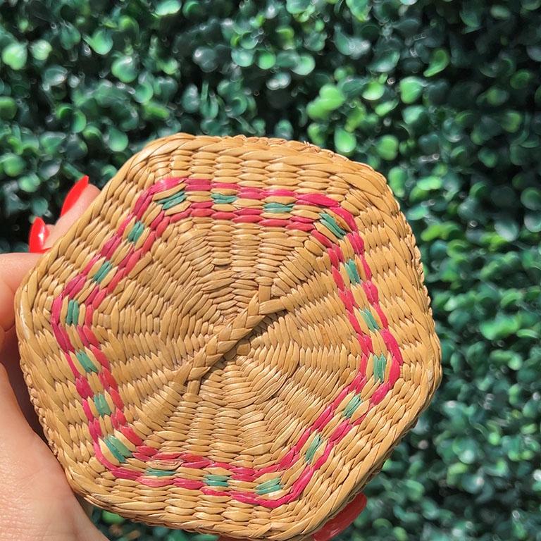 Americano Antico cesto di erba dolce dei nativi americani con coperchio in rosa e verde in vendita