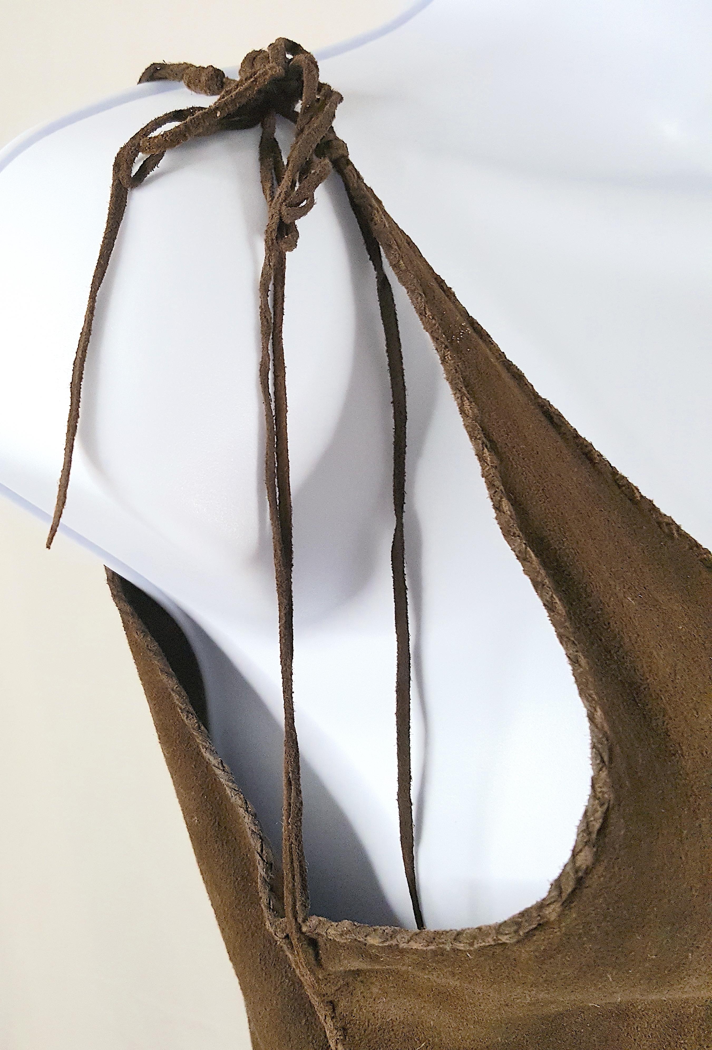 Antikes NativeAmerican LederGeflechtNähteRiemenAusschnittÄrmelloses Kleid aus Leder im Angebot 1