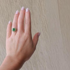 Bague cocktail antique à double halo, avec émeraude naturelle et diamants — Époque victorienne