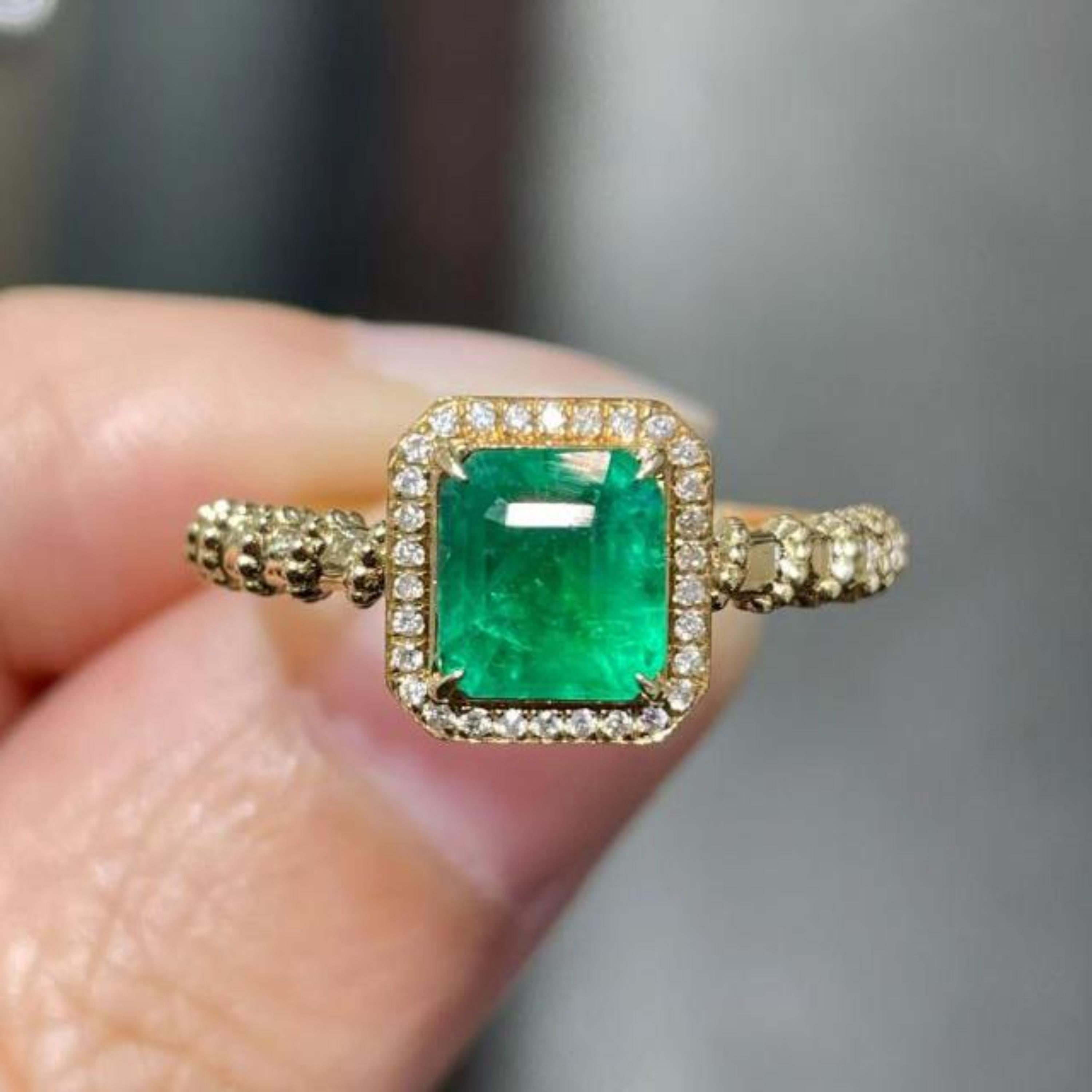 Modern Antique Certified Natural Emerald Diamond Engagement Ring in 18K Gold, Band Ring For Sale
