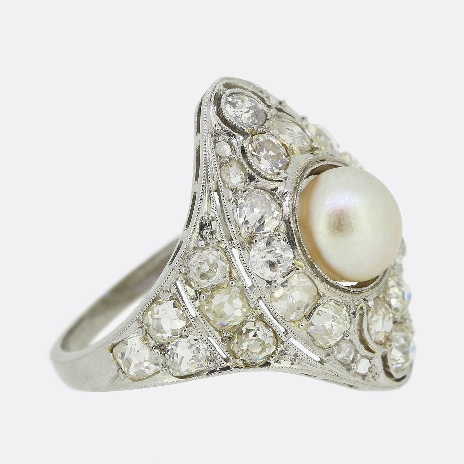 Taglio rotondo Anello antico con perle naturali e diamanti a grappolo in vendita