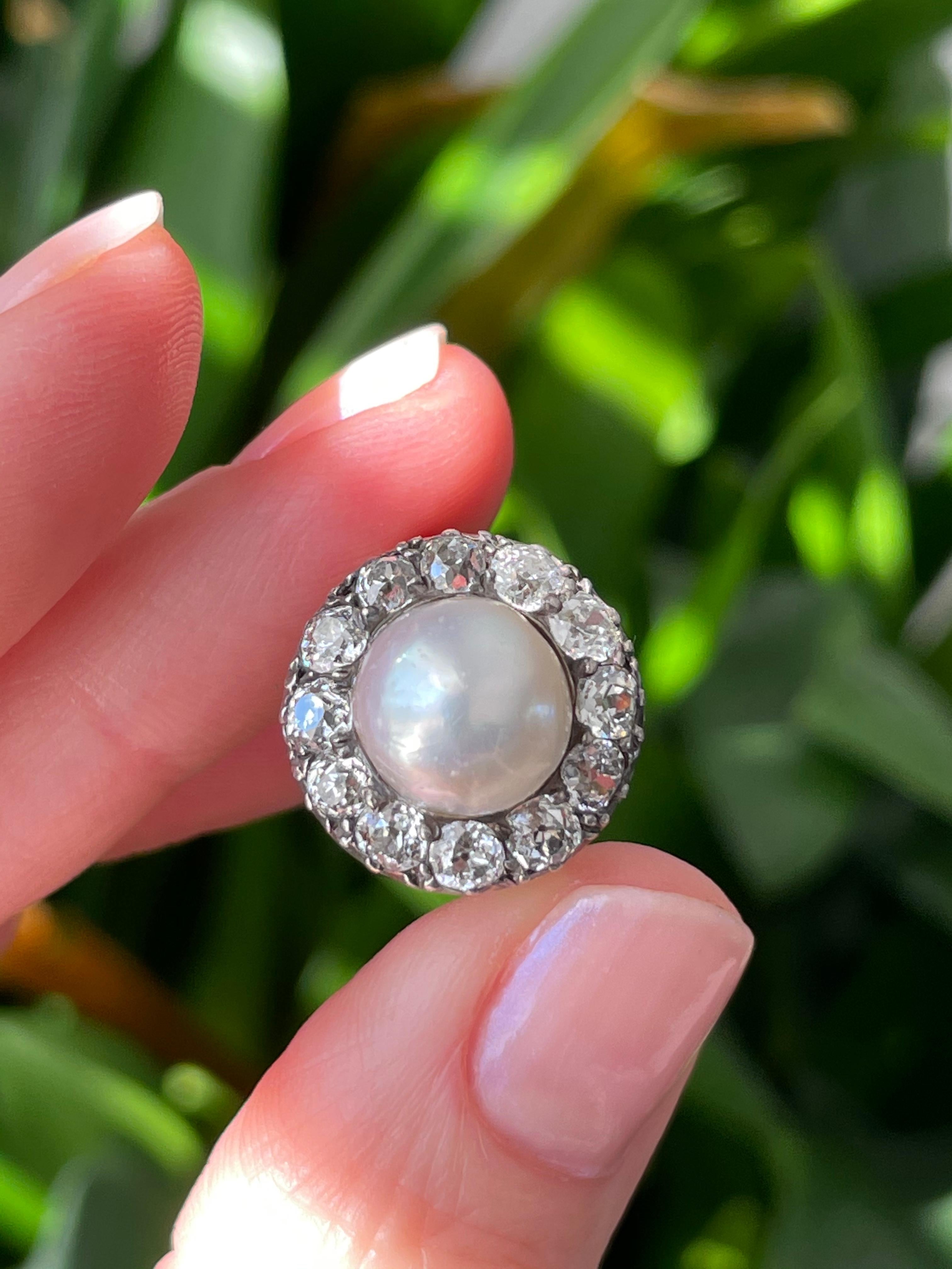 Im Mittelpunkt dieses königlichen Rings aus dem späten 19. Jahrhundert steht eine schimmernde 9,44 mm große Naturperle, die perfekt in einem funkelnden Rahmen aus Diamanten im Altminenschliff präsentiert wird. Die Schultern des Rings sind mit einer