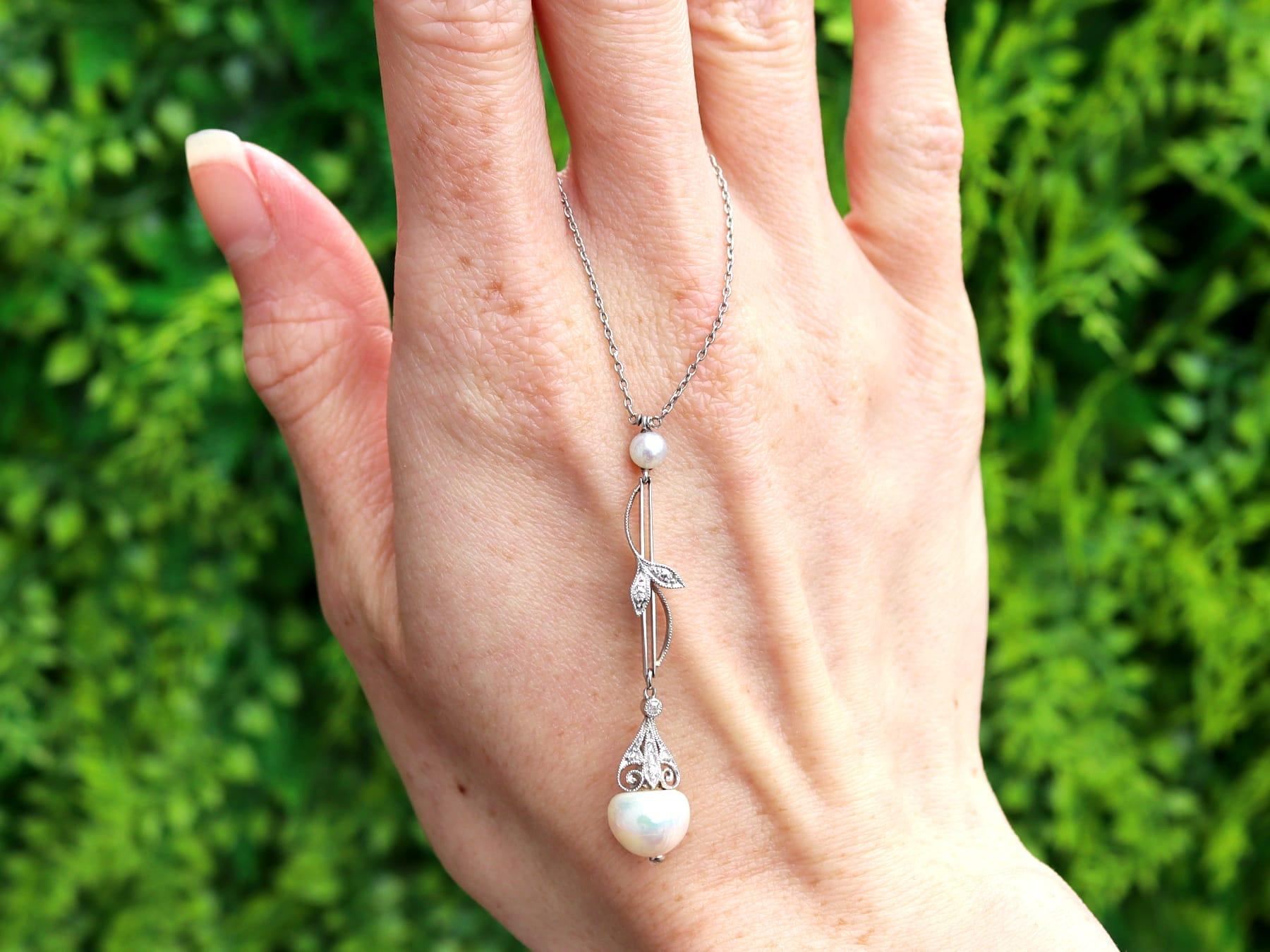 Uno splendido, raffinato e imponente ciondolo antico in platino con perle naturali e diamanti da 0,07 carati; fa parte delle nostre diverse collezioni di gioielli con perle antiche.

Questa splendida, raffinata e imponente collana di perle è stata