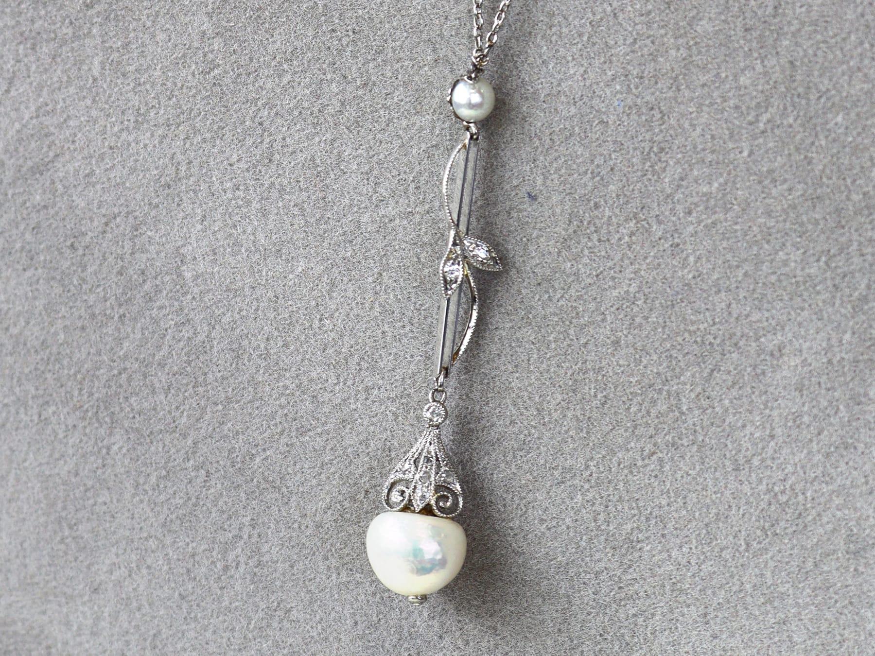 Taglio rotondo Antico ciondolo in platino con perle naturali e diamanti, CIRCA 1910 in vendita
