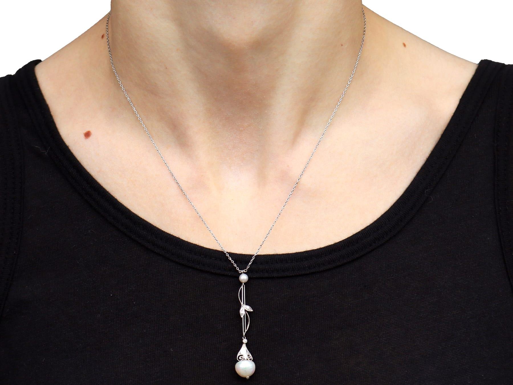 Antico ciondolo in platino con perle naturali e diamanti, CIRCA 1910 in vendita 4