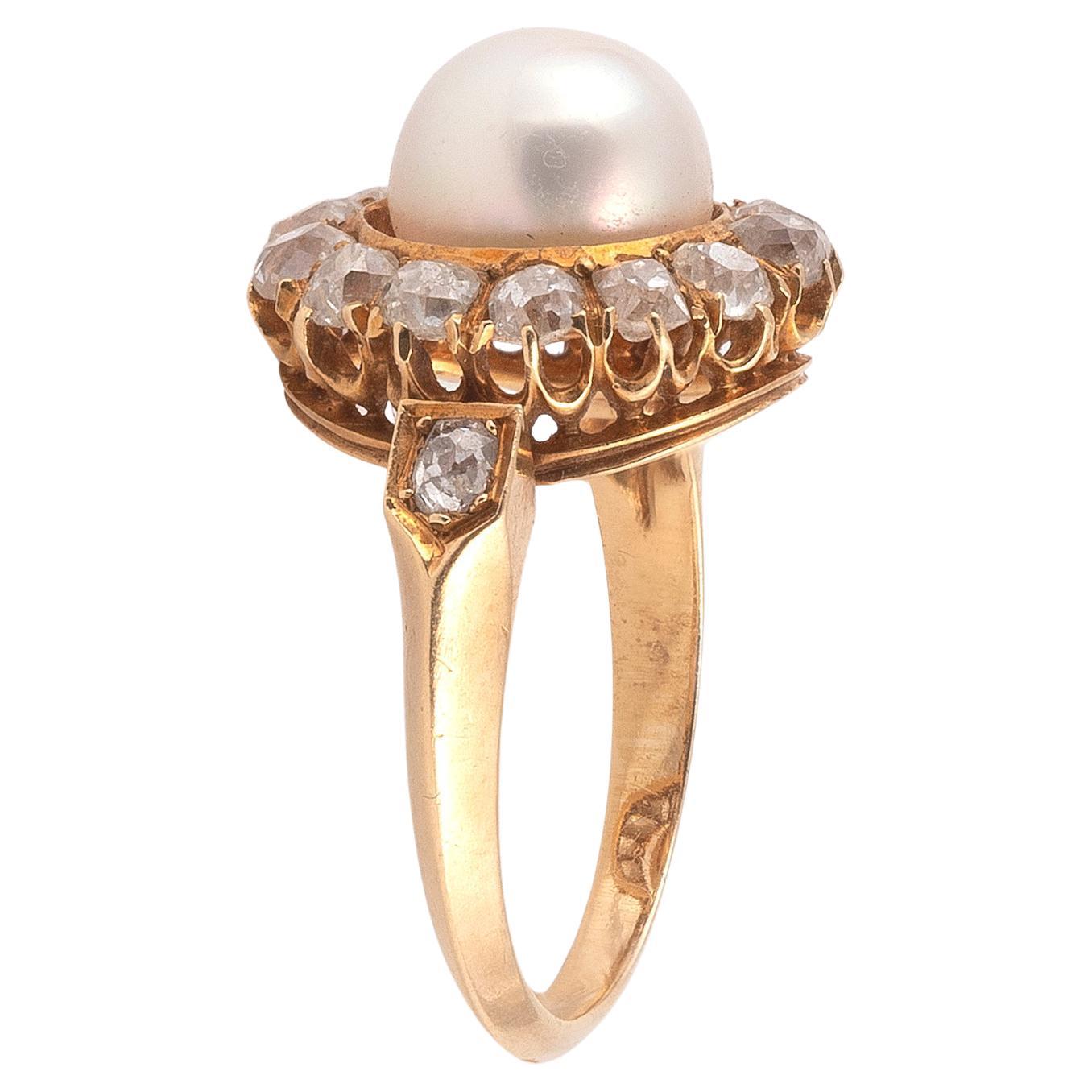 

Centré sur une perle naturelle dans un cadre serti de diamants de taille ancienne, épaules serties de diamants, monté en or, vers 1890.
Bague US taille 7
Diamant Poids total approximatif de 0,60 carats
Perle mesurant environ 7,8 mm
Marques Marques