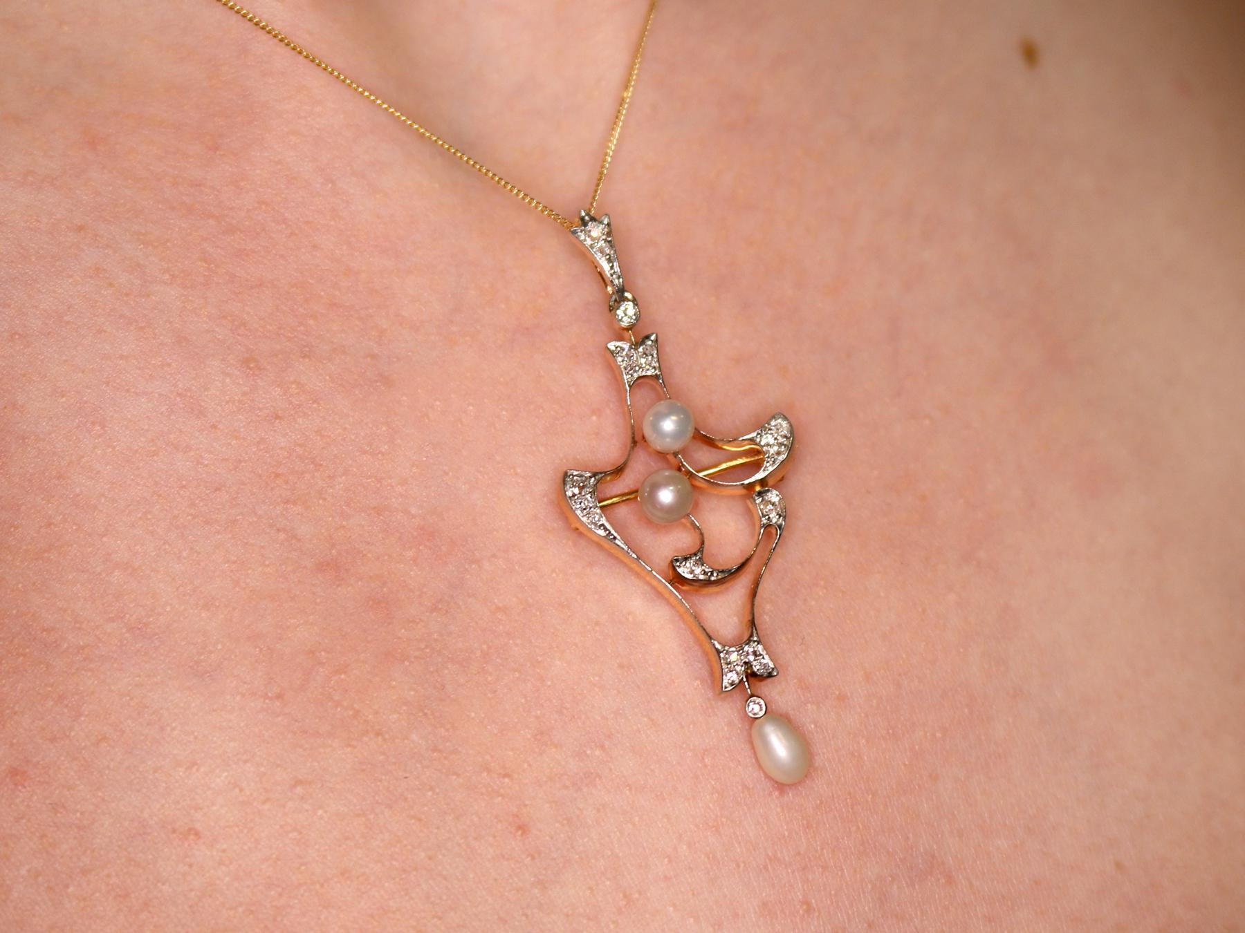 Broche pendentif ancienne en or jaune avec perles naturelles et diamants en vente 5