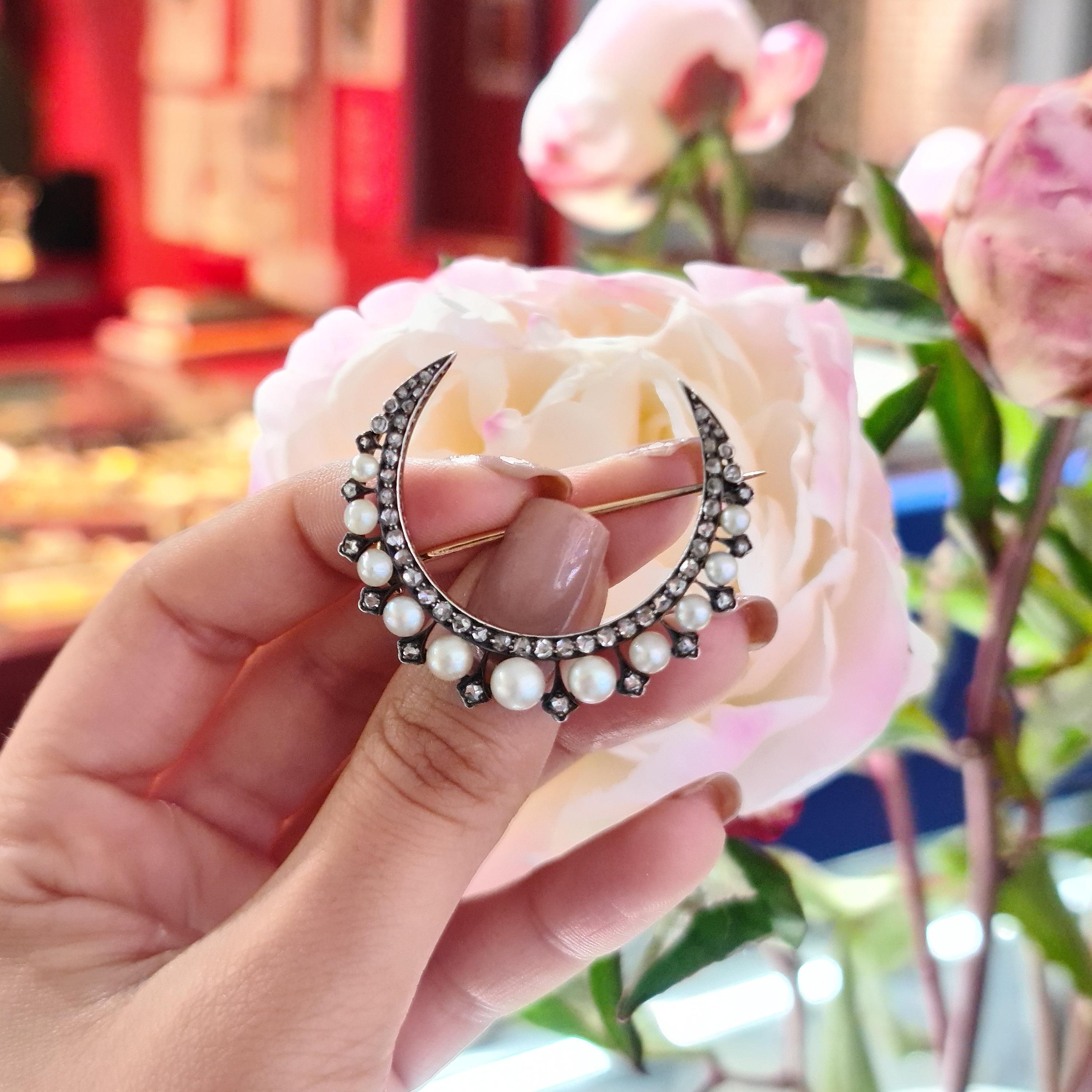 Broche croissante ancienne en perles naturelles et diamants taille rose, vers 1890 Bon état - En vente à London, GB