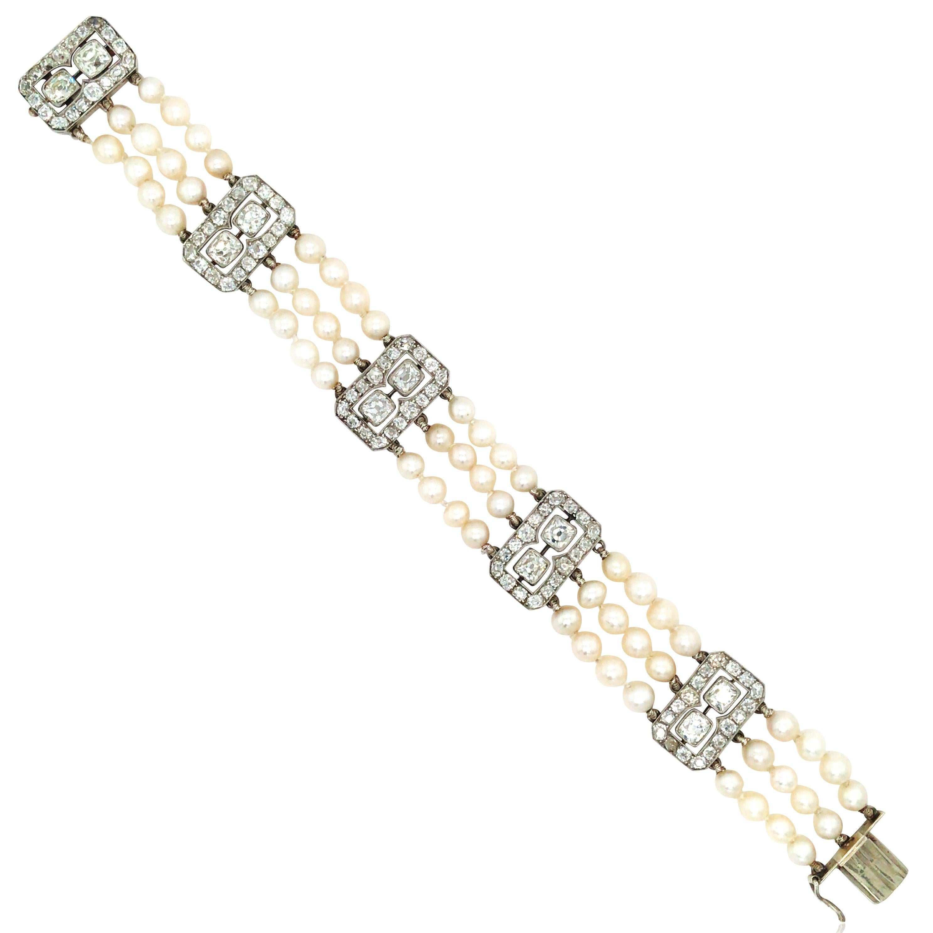 Cet élégant bracelet associe magnifiquement des perles sauvages naturelles à des diamants radieux de taille ancienne, présentant un éclat captivant et un savoir-faire exquis. La monture en platine rehausse le luxe et la sophistication du bracelet.