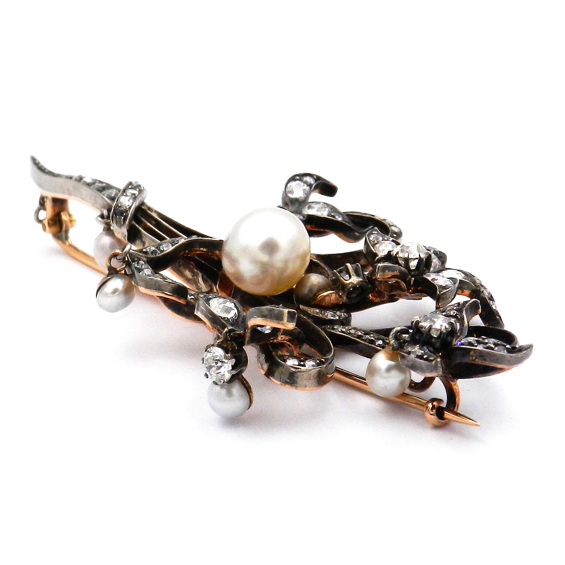 Antique Natural Pearl Diamond Flower Brooch in 18K Gold circa 1890 In Good Condition For Sale In Goettingen, DE