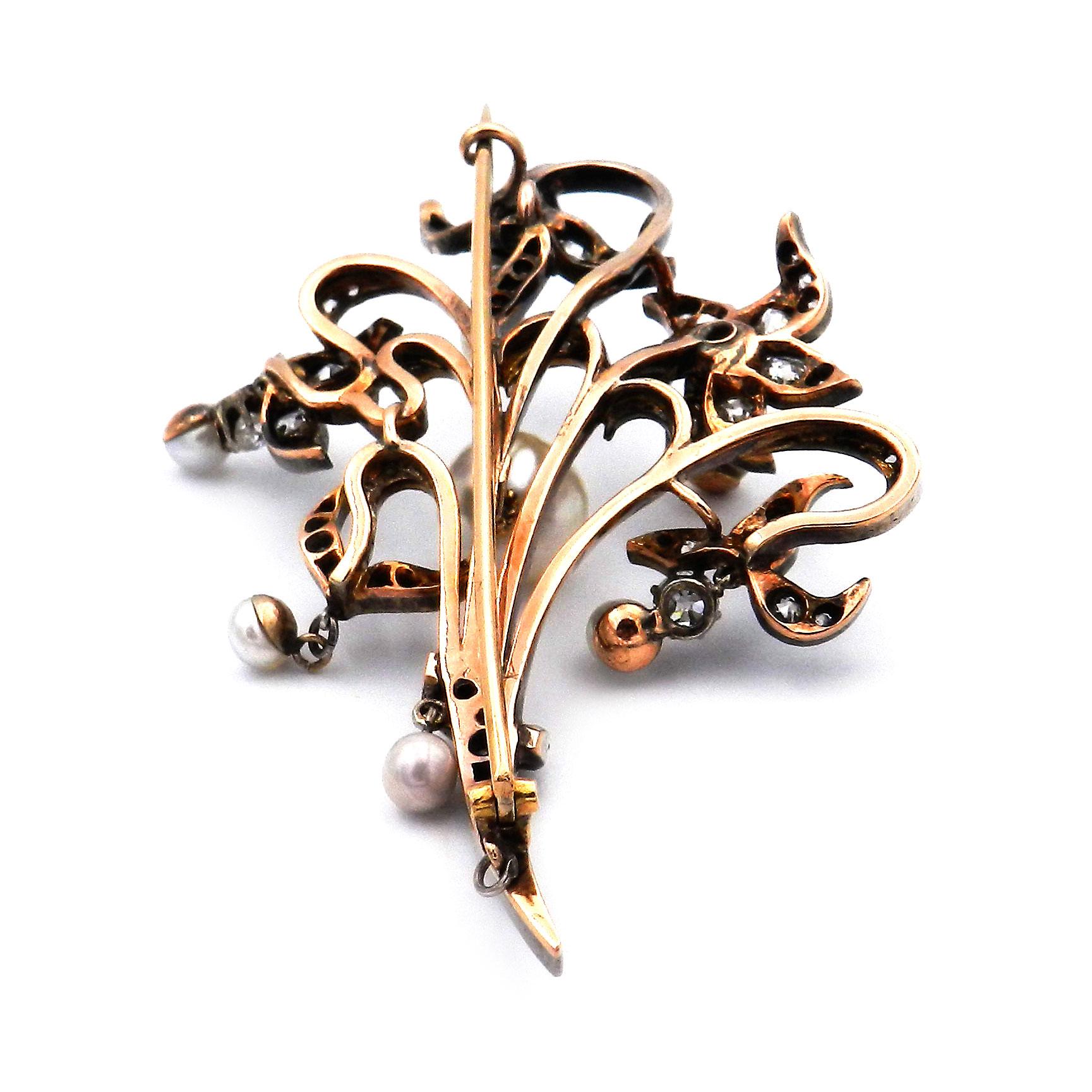 Antique Natural Pearl Diamond Flower Brooch in 18K Gold circa 1890 For Sale 1