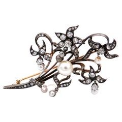 Antiguo broche flor de diamantes y perlas naturales en oro de 18 quilates circa 1890