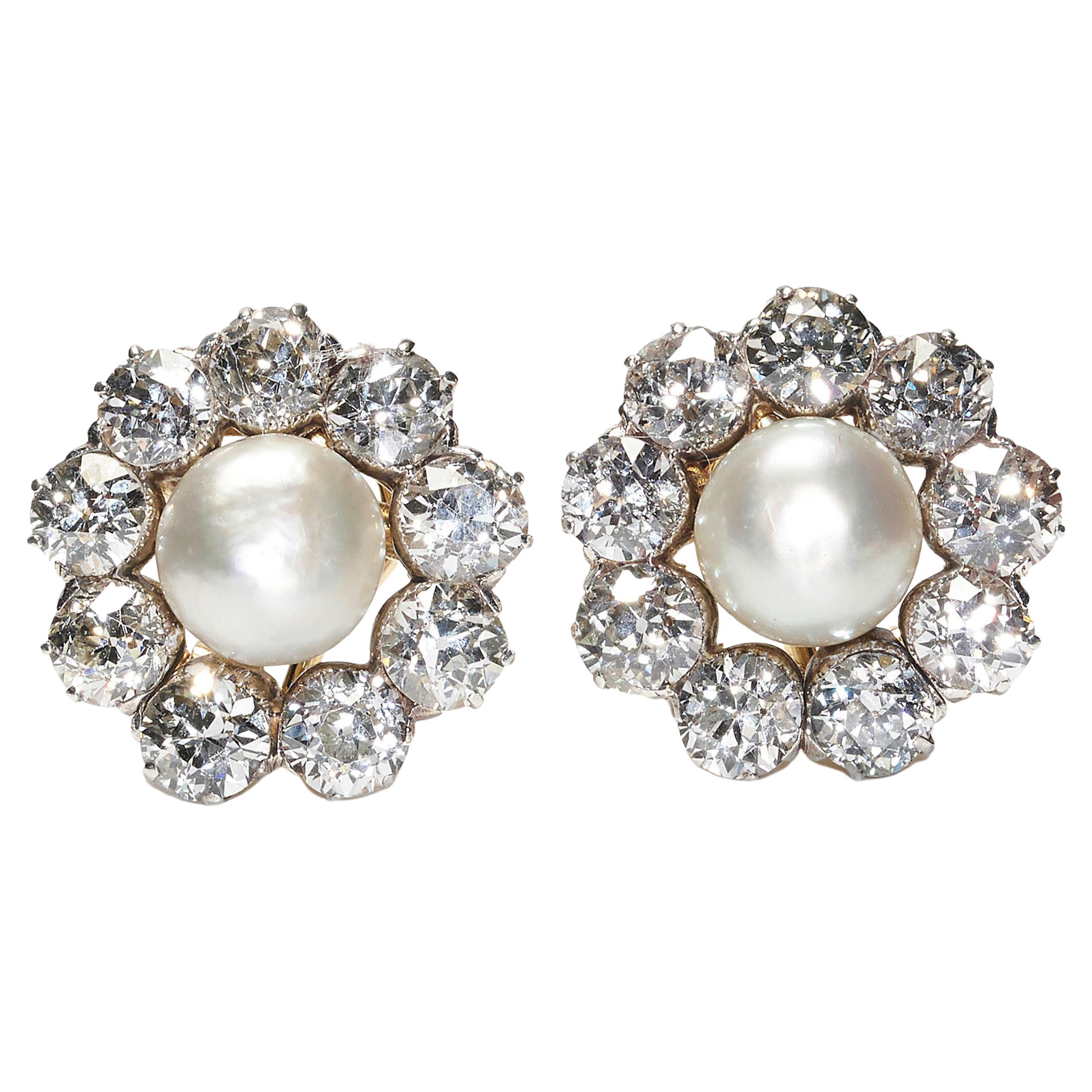 Fellala Pearl Earrings Vintage Gold Plated White Flower Stud Earrings for Wedding