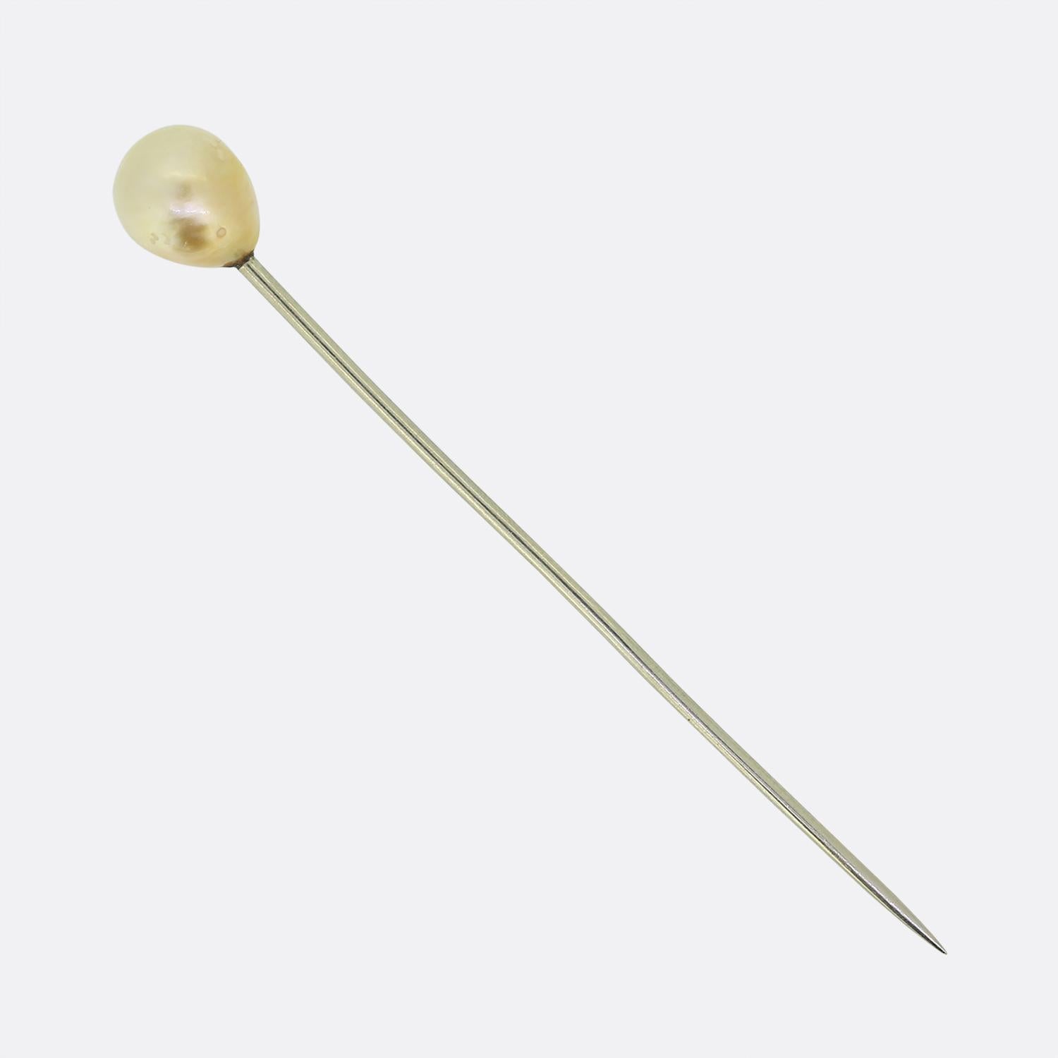 Here we have sleek stick pin featuring a single white pearl set on a slender platinum stem. The design is minimalist, highlighting the natural beauty of the pearl with the piece dating back to the early 20th century, showcasing the typical