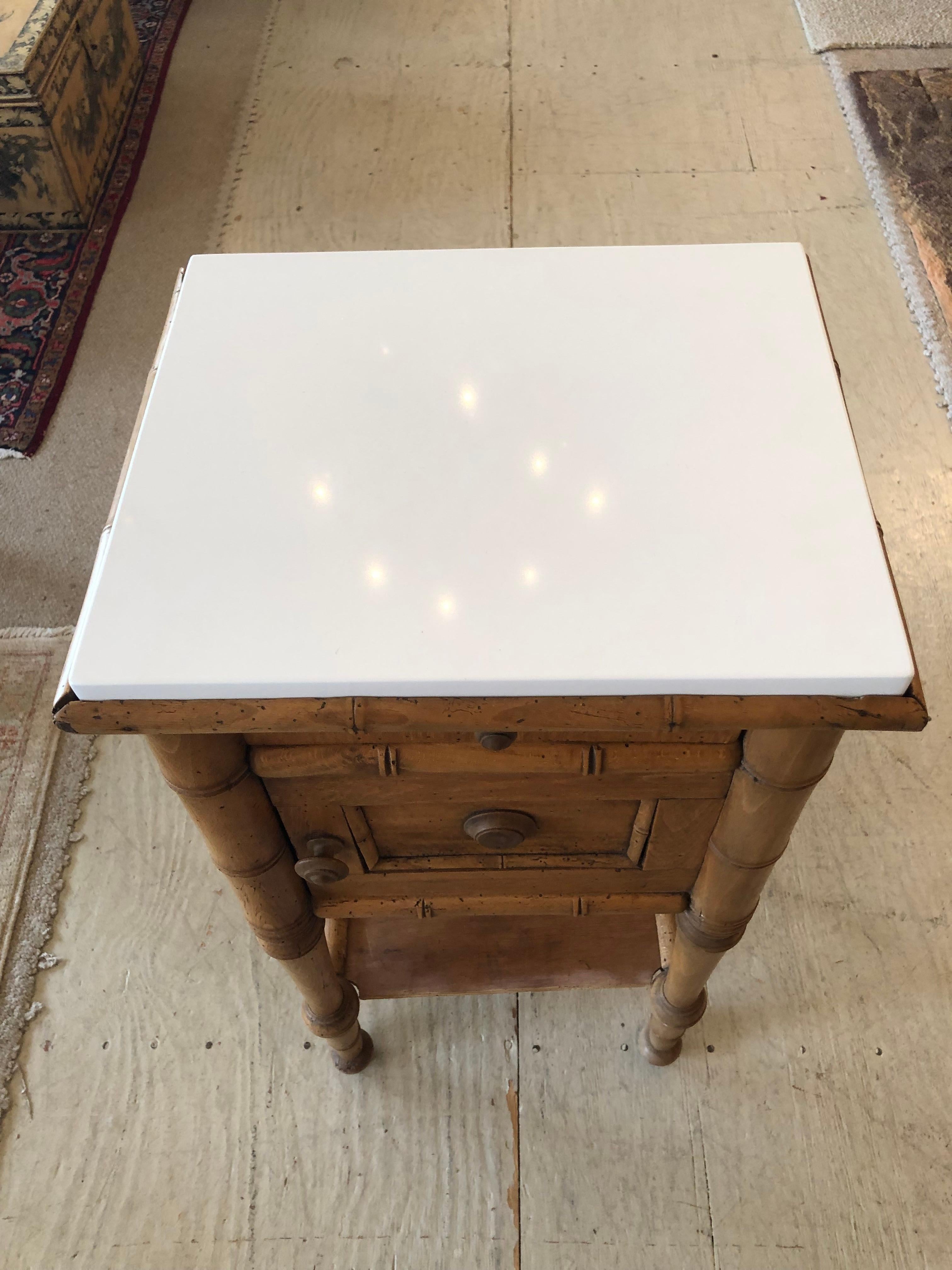 Antiker Nachttisch aus natürlichem Kiefernholz mit weißer Marmorplatte im Angebot 3