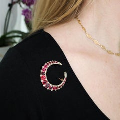 Antiguo broche de espinela roja natural, diamantes y media luna de oro, circa 1890