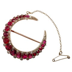 Antiguo broche de espinela roja natural, diamantes y media luna de oro, circa 1890