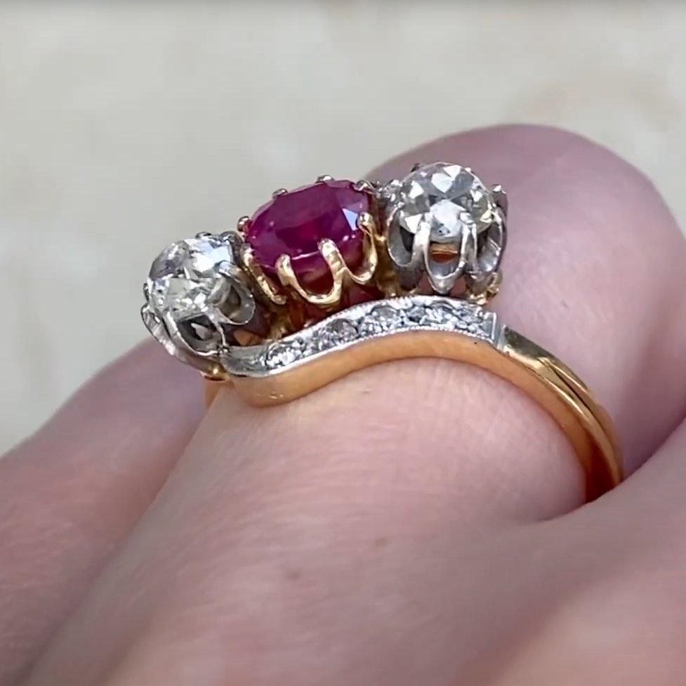 Taille coussin antique Bague ancienne en rubis naturel (environ 0,70 carat) et diamants (environ 0,60 carat) en vente