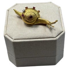 Antiguo Broche Caracol de Rubí Natural y Diamantes Oro Amarillo 18k