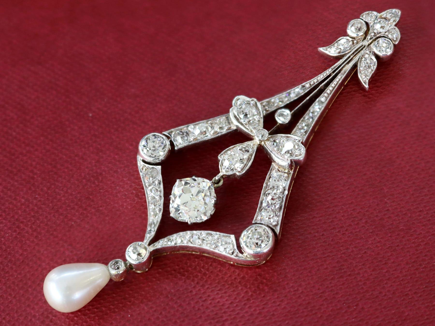 Taille vieille Europe Pendentif ancien en perles naturelles d'eau salée et diamants de 3,99 carats en vente