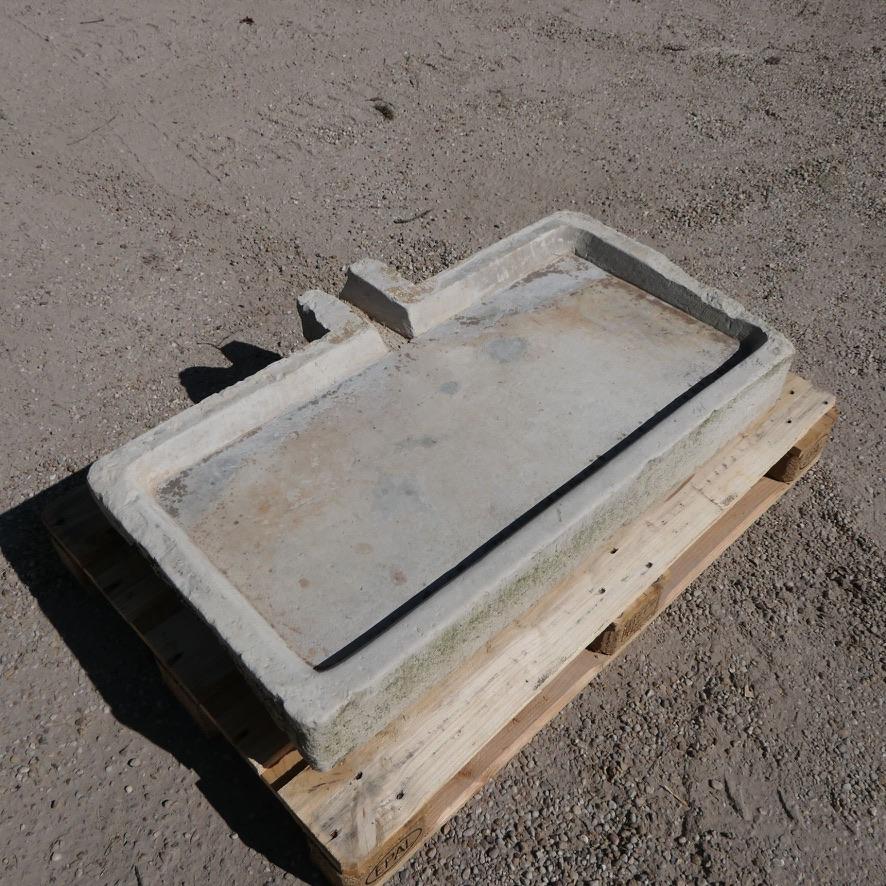 Die maximale Tiefe mit Überlauf beträgt 69 cm, aber die Außentiefe des Tanks (ohne Überlauf) beträgt 56 cm.

Authentisches und robustes antikes Waschbecken, vollständig aus einem Natursteinblock gehauen. Mit seiner schönen Patina und seinem