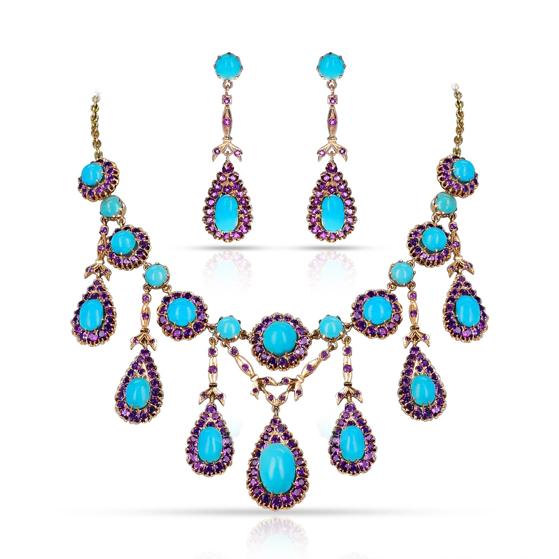 Un'antica parure con cabochon di turchese naturale e demi-parure di ametista (collana/orecchini). Il set è realizzato in oro rosa 14k. La lunghezza della collana è di 16 pollici e la lunghezza dell'orecchino è di 2 pollici. Il peso totale della