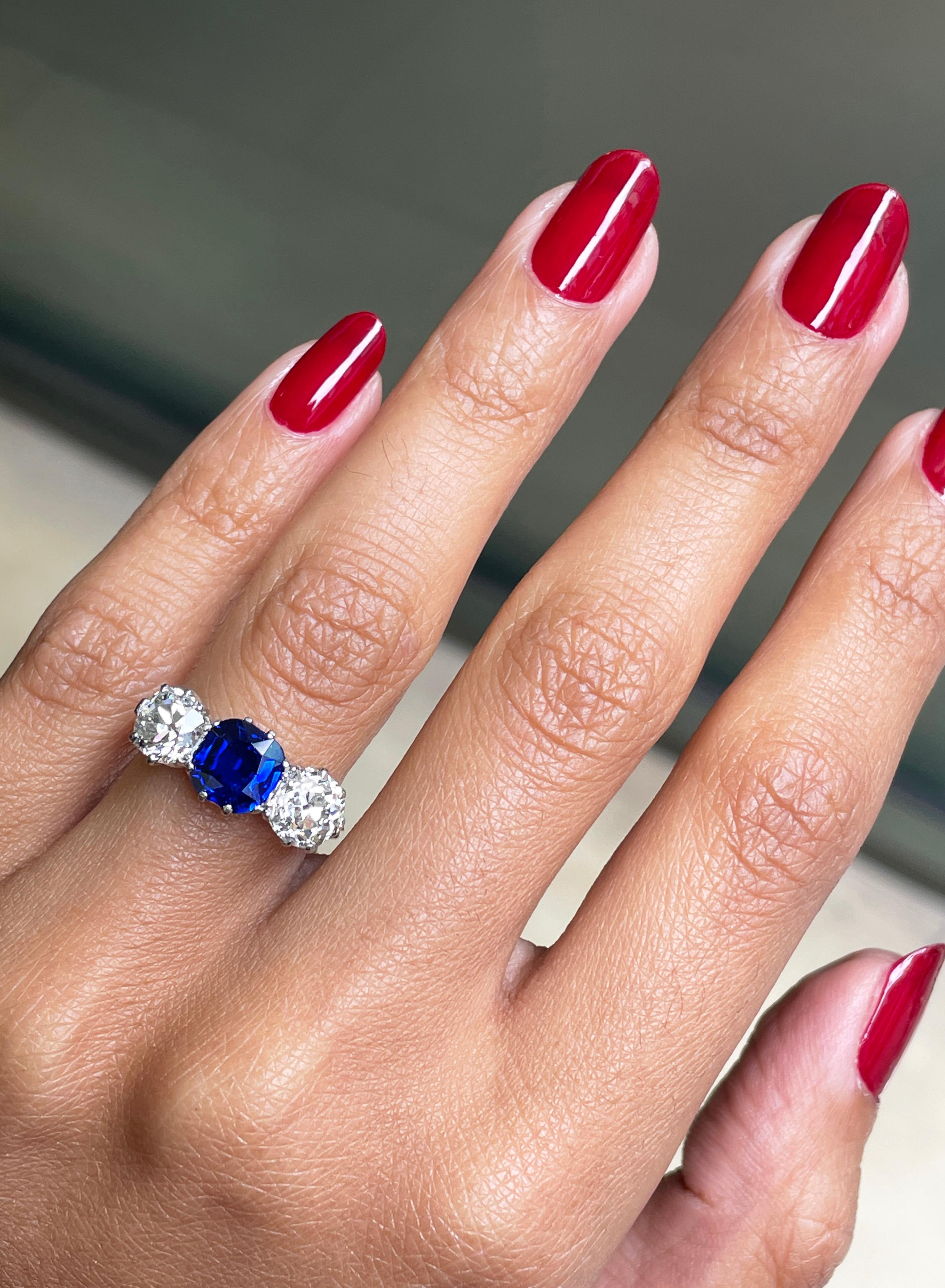 Ancienne bague à trois pierres en saphir naturel non chauffé et diamant, vers 1910 Pour femmes en vente