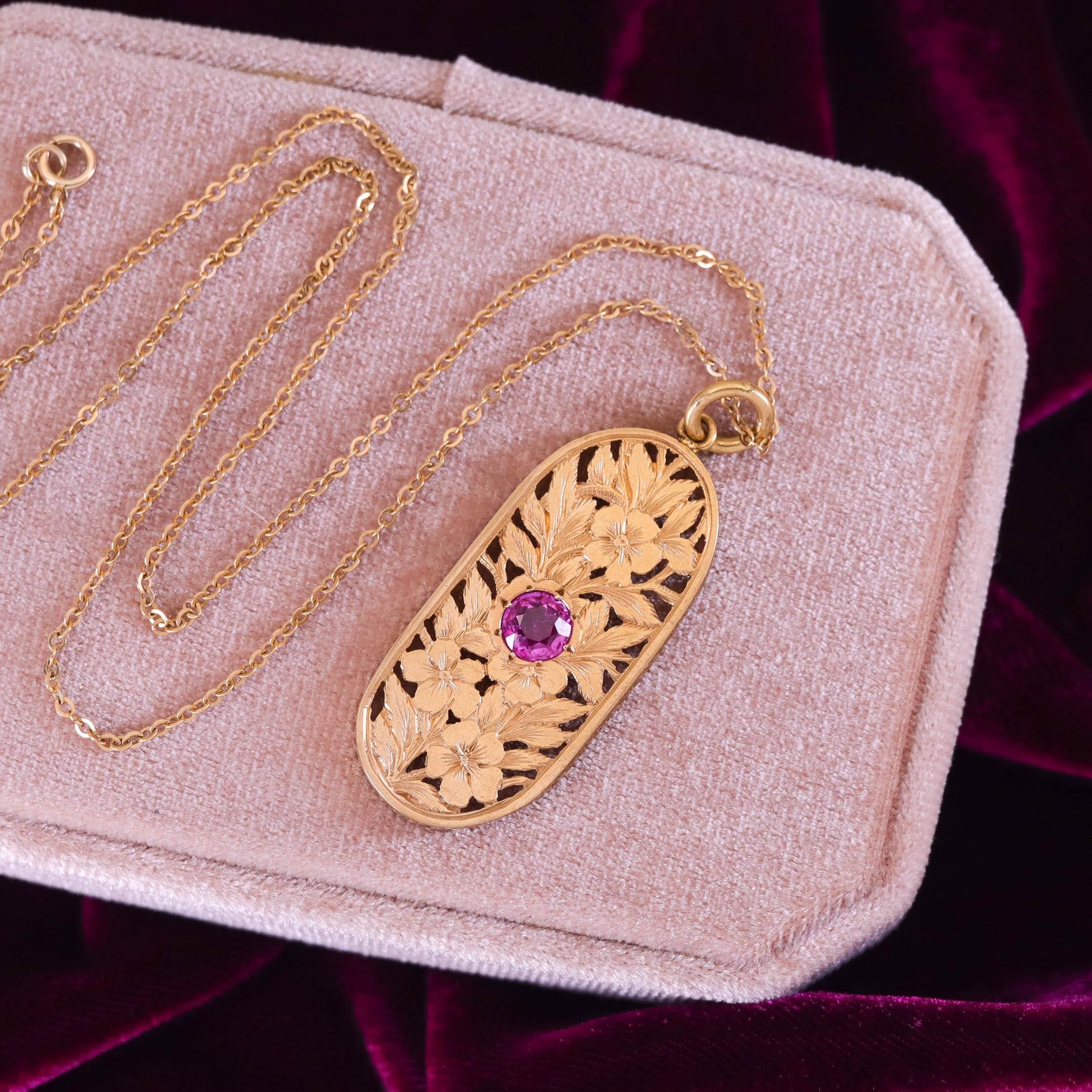 Antique Natural Untreated Ruby Necklace of 18k Gold For Sale 2