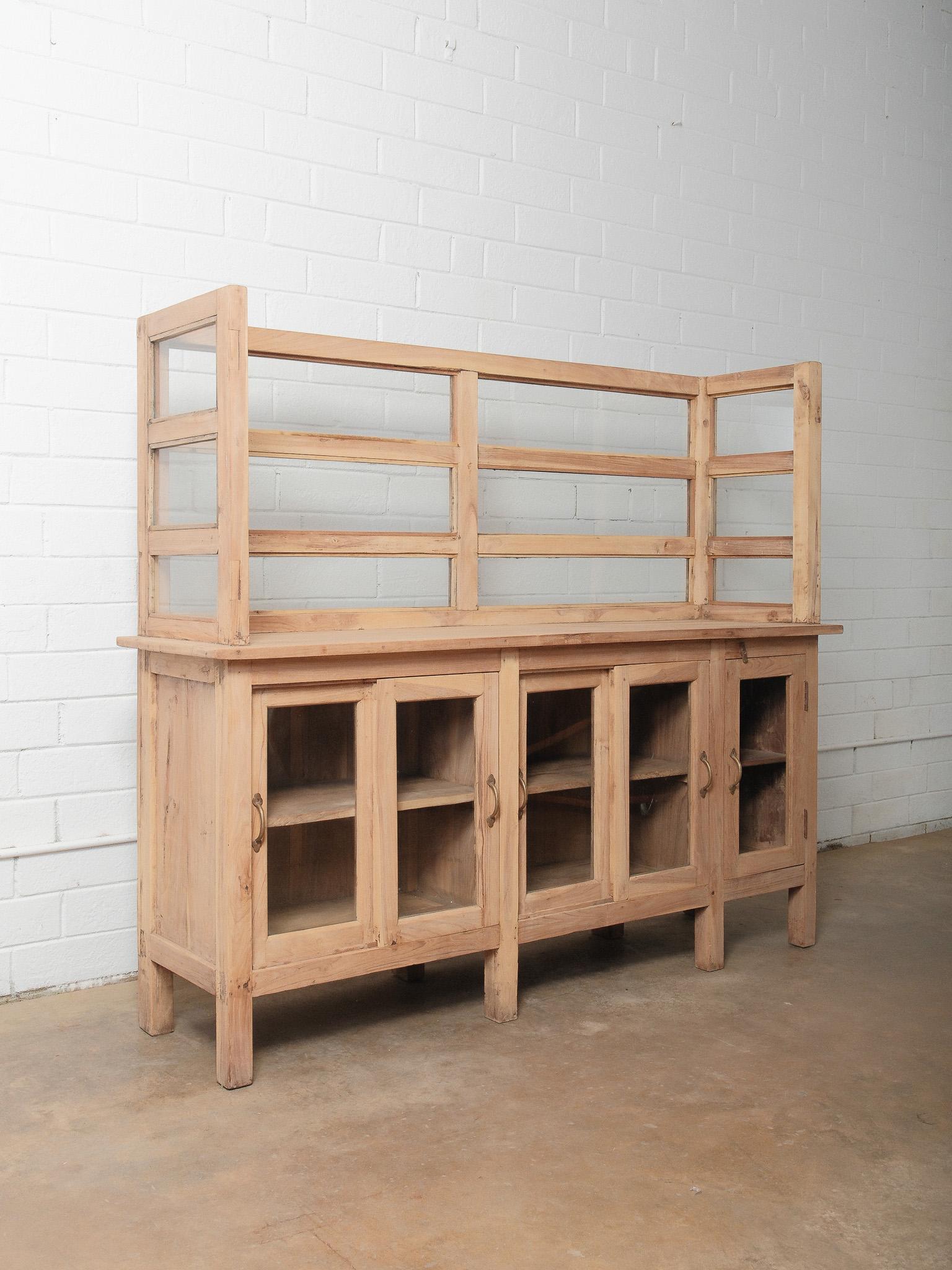 Rustico Antico bancone in legno naturale con vetro e mobile espositivo e portaoggetti con conchiglia in vendita