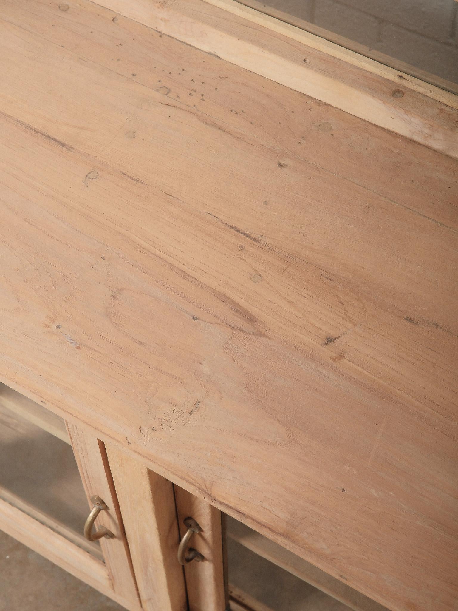 Indiano Antico bancone in legno naturale con vetro e mobile espositivo e portaoggetti con conchiglia in vendita