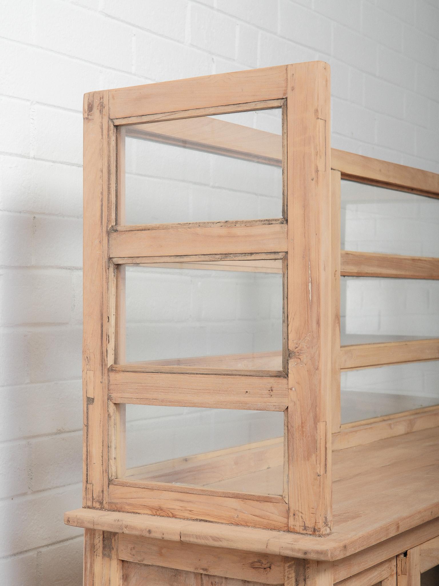 Antico bancone in legno naturale con vetro e mobile espositivo e portaoggetti con conchiglia In condizioni buone in vendita a High Point, NC