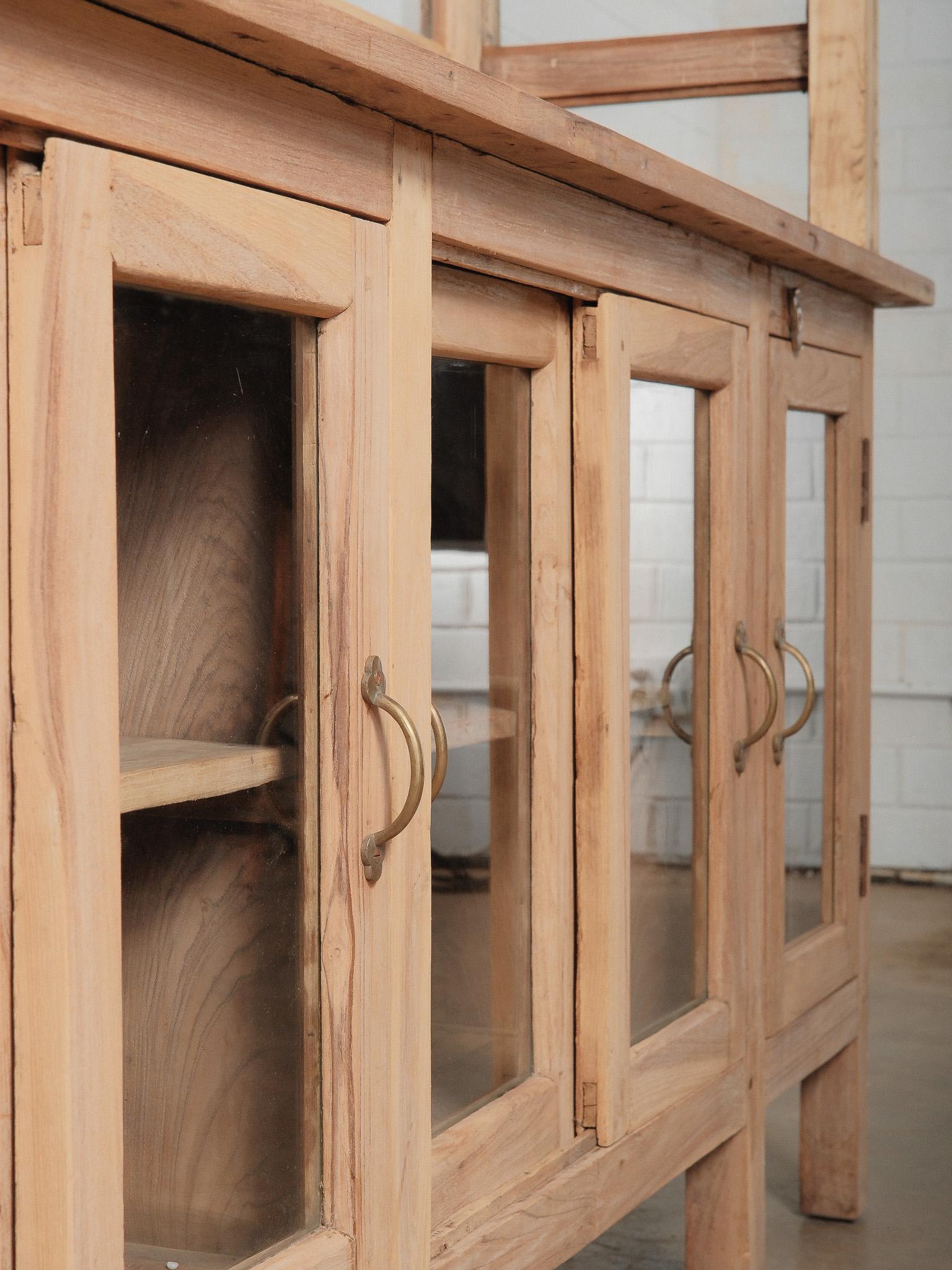 XX secolo Antico bancone in legno naturale con vetro e mobile espositivo e portaoggetti con conchiglia in vendita