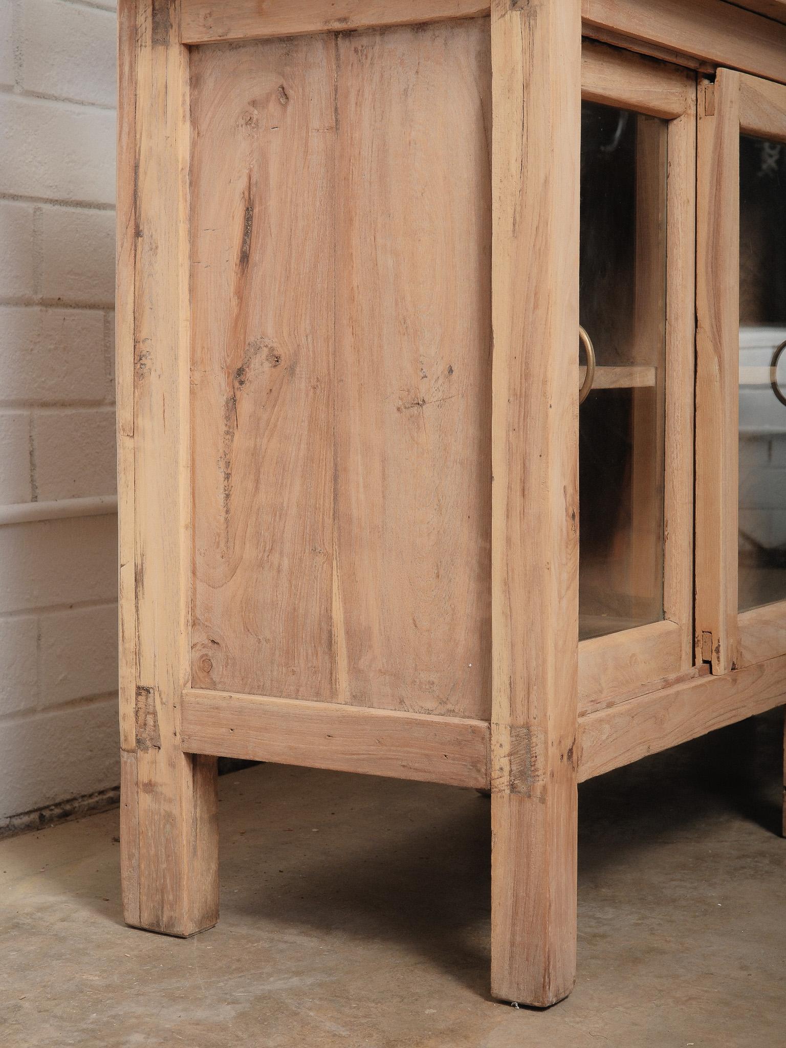 Ottone Antico bancone in legno naturale con vetro e mobile espositivo e portaoggetti con conchiglia in vendita